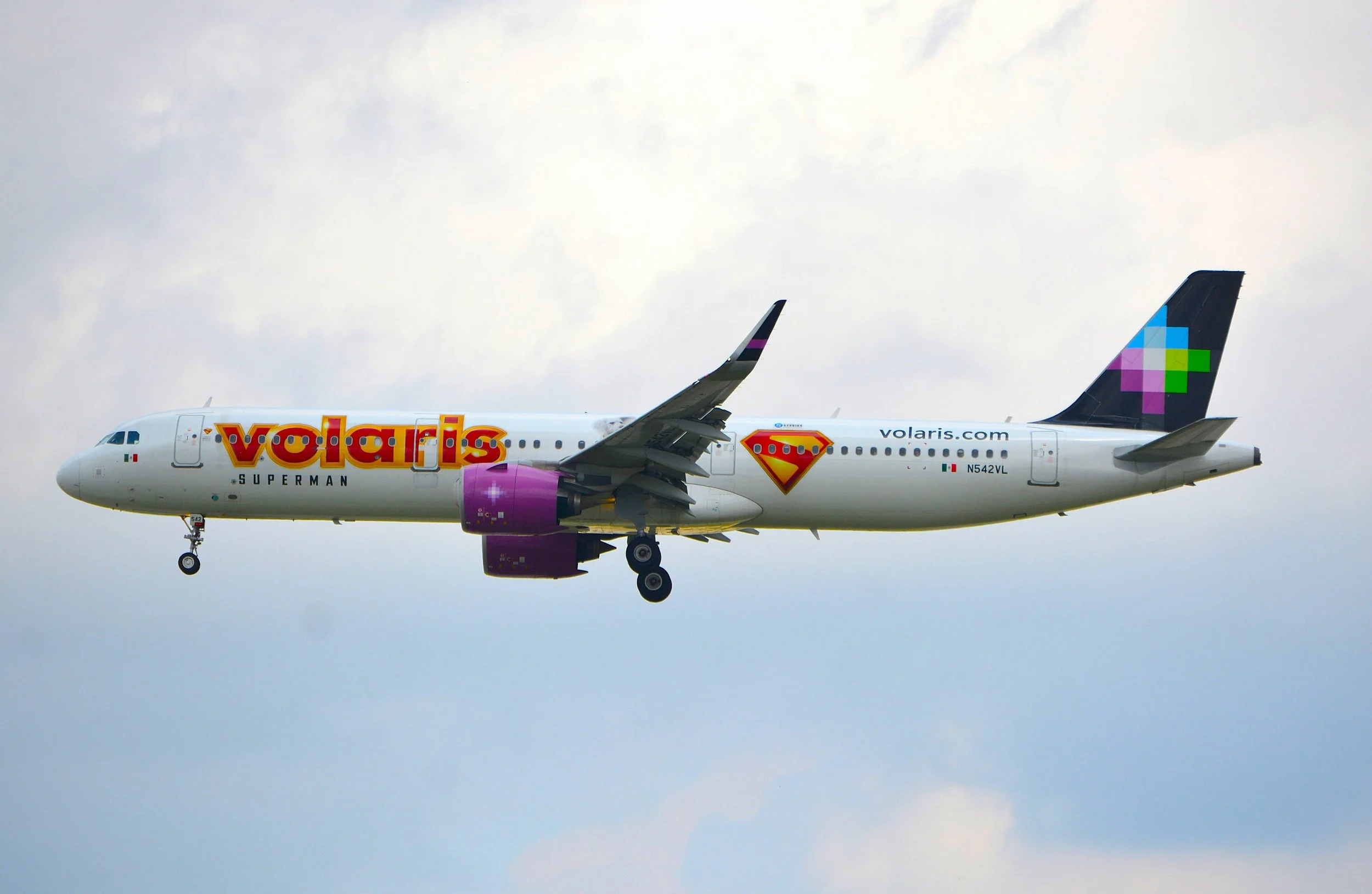 N542VL VOLARIS A321 SUPER MAN COLORS ORD 28C