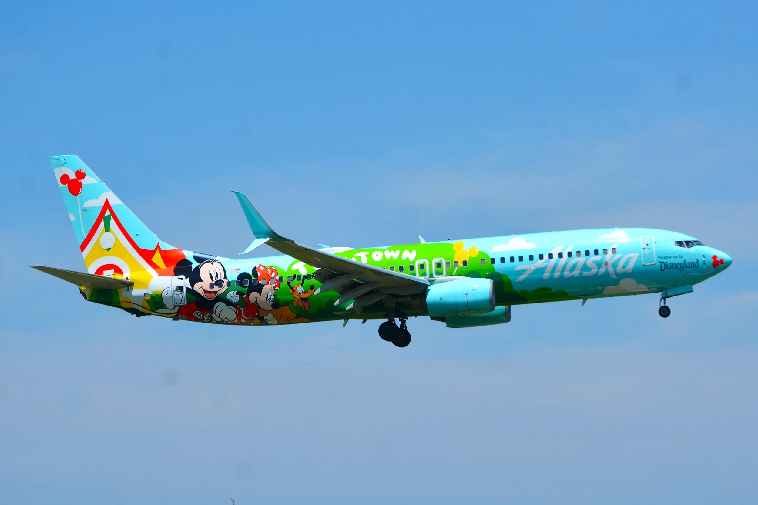 N565AS B737 ALASKA AILINES TOON TOWN COLORS ORD 10C