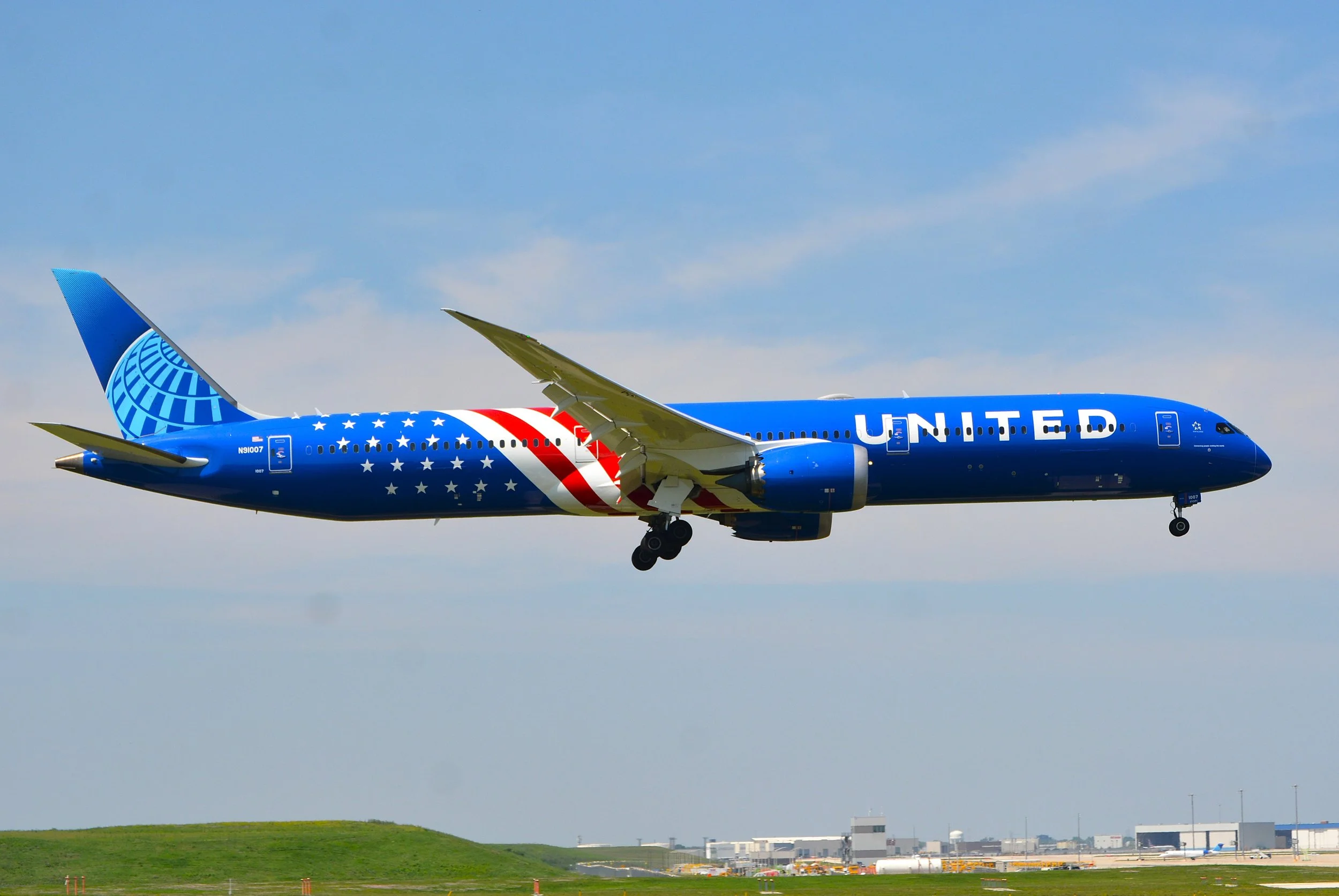 N91007 B787UNITED AIRLINES STARS ANS STRIPES COLORS ORD 10C