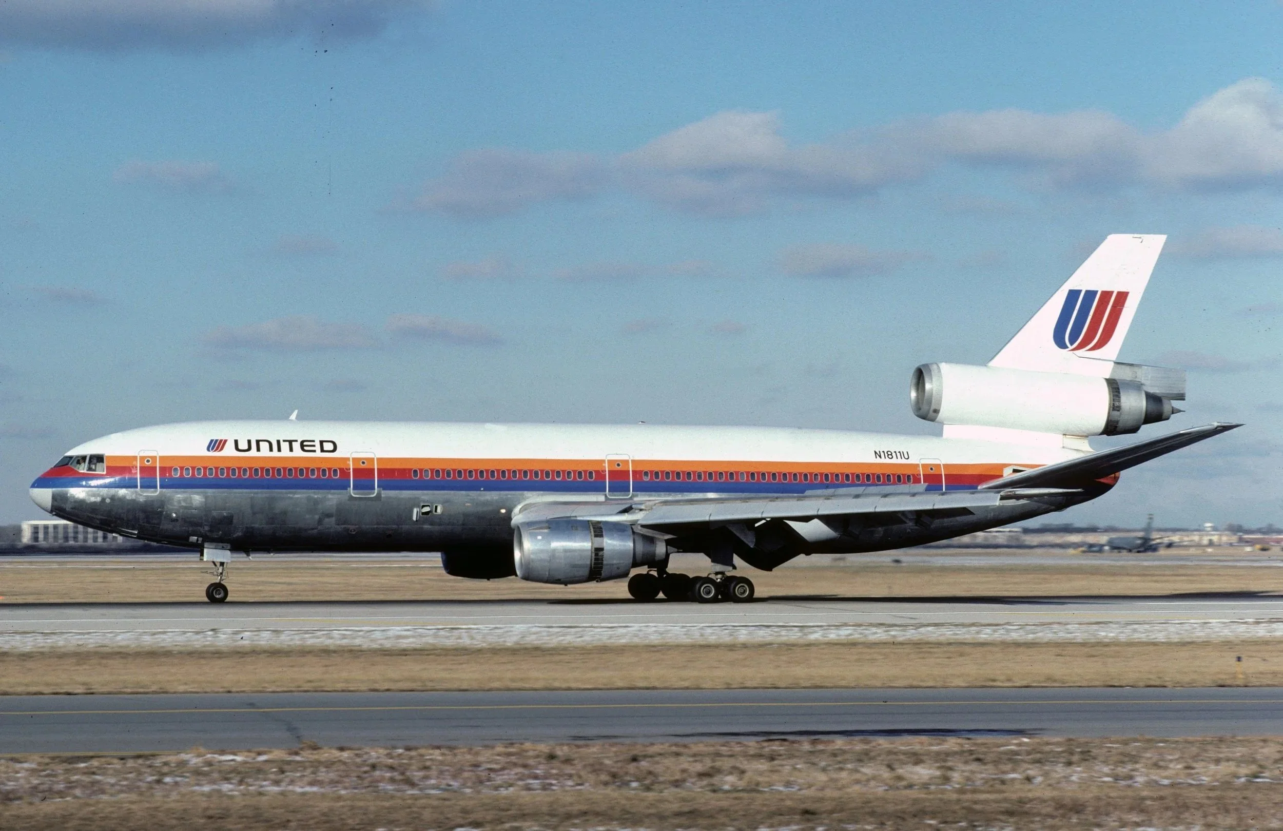 N1811U DC-10-10 UNITED SILVER BOTTUM ORD 27R