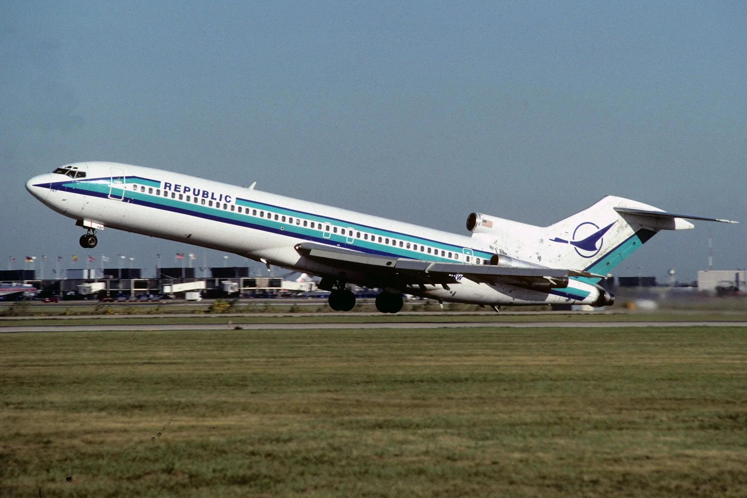 B727-200 REPUBLIC AIRLINES DEPARTING ORD 22L