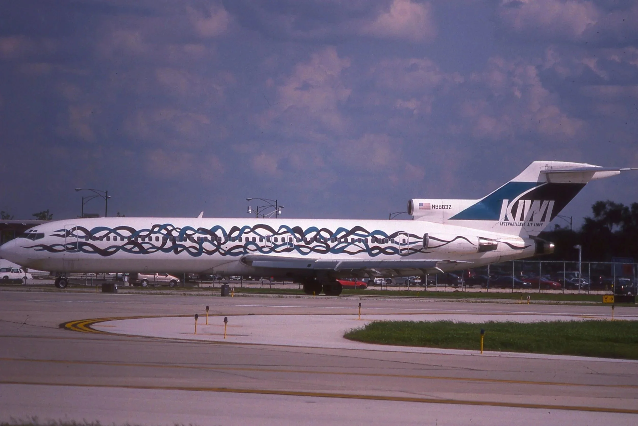 N8663Z B727-200 KIWI SPECIAL COLORS MDW