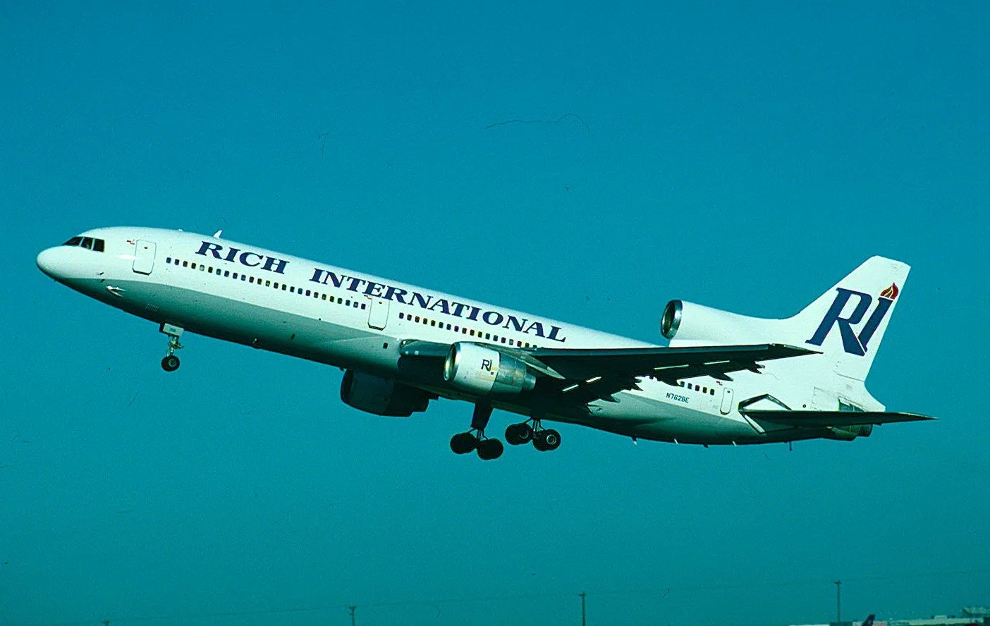 N7828E L-1011 RICH INTERNATIONAL DEPARTING ORD 22L