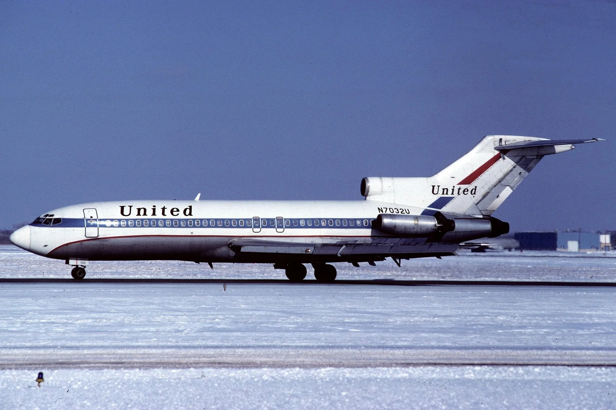 N7032U B727-100 UNITED ORD 27R
