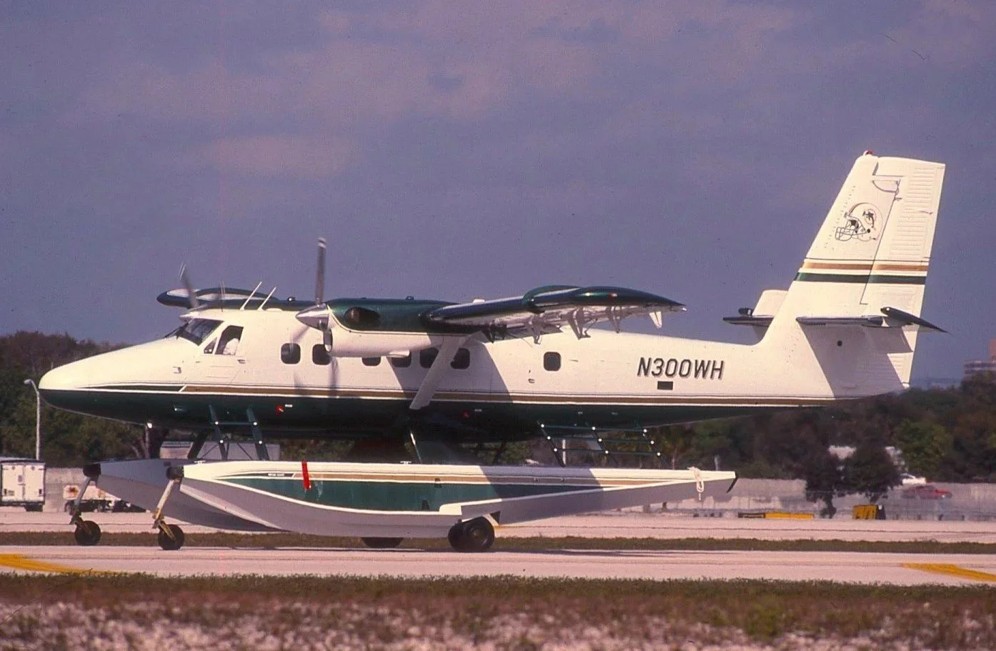 N300WH TWIN OTTER WITH FLOATS FLL