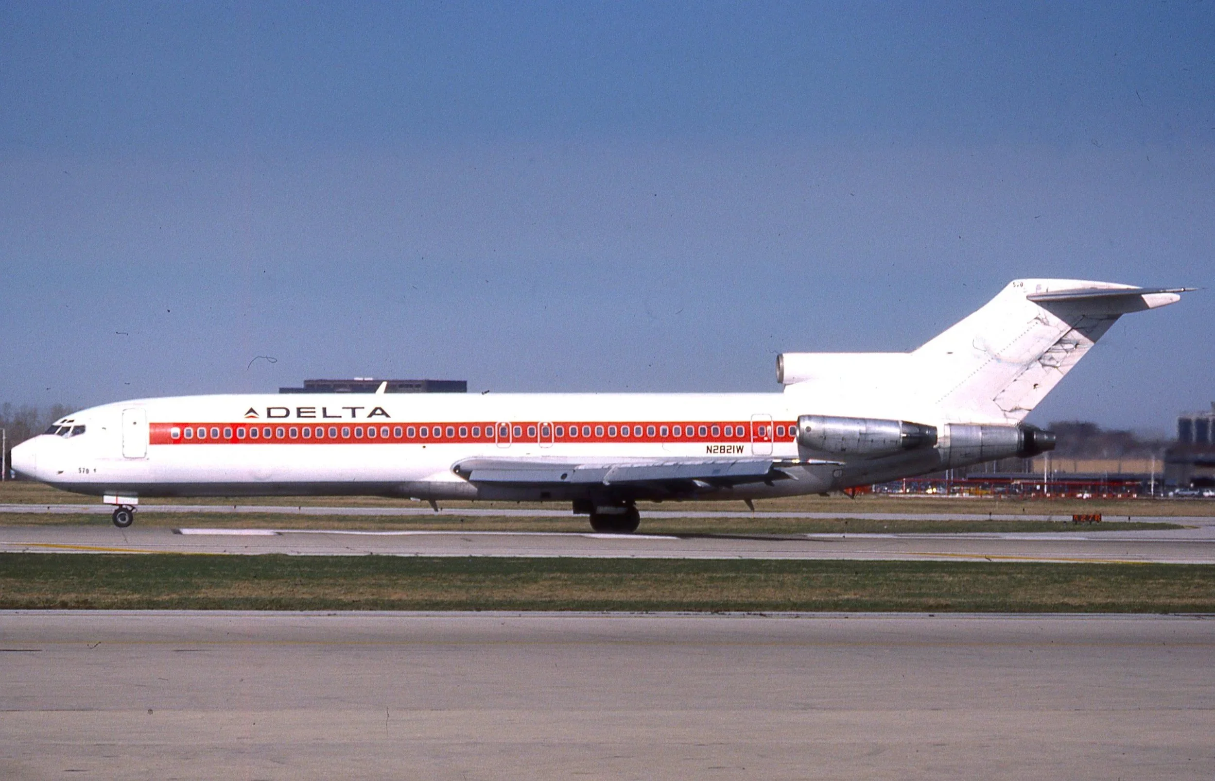 N2821W B727-200 DELTA-WESTERN COLORS ORD 32R