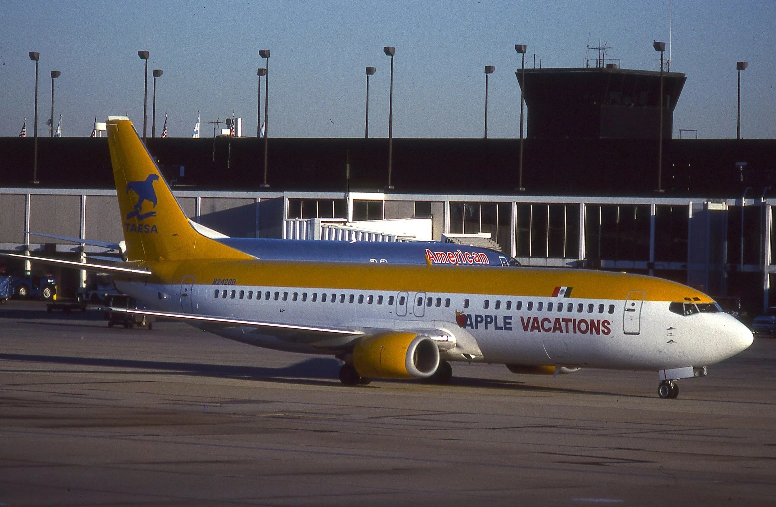 N2426D B737 APPLE VACATION-TAESA COLORS ORD