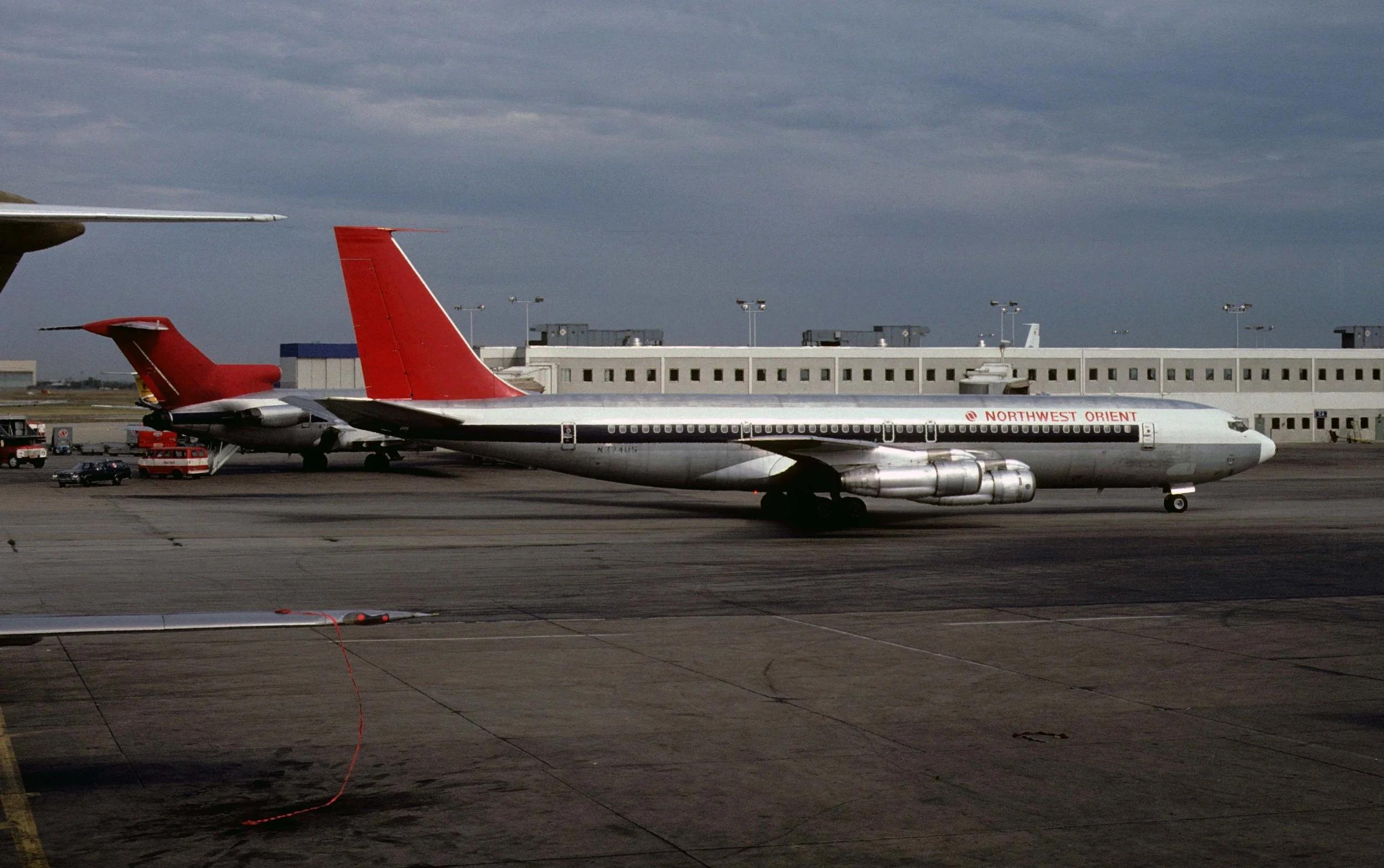 Northwest 707-351B N374US Ord.jpg