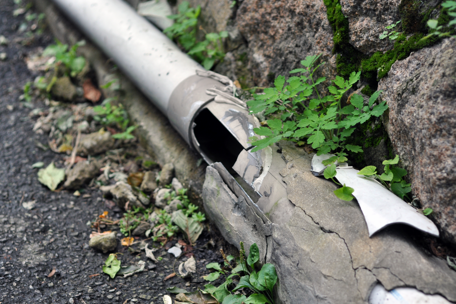 Early Warning Signs of Underground Pipe Damage
