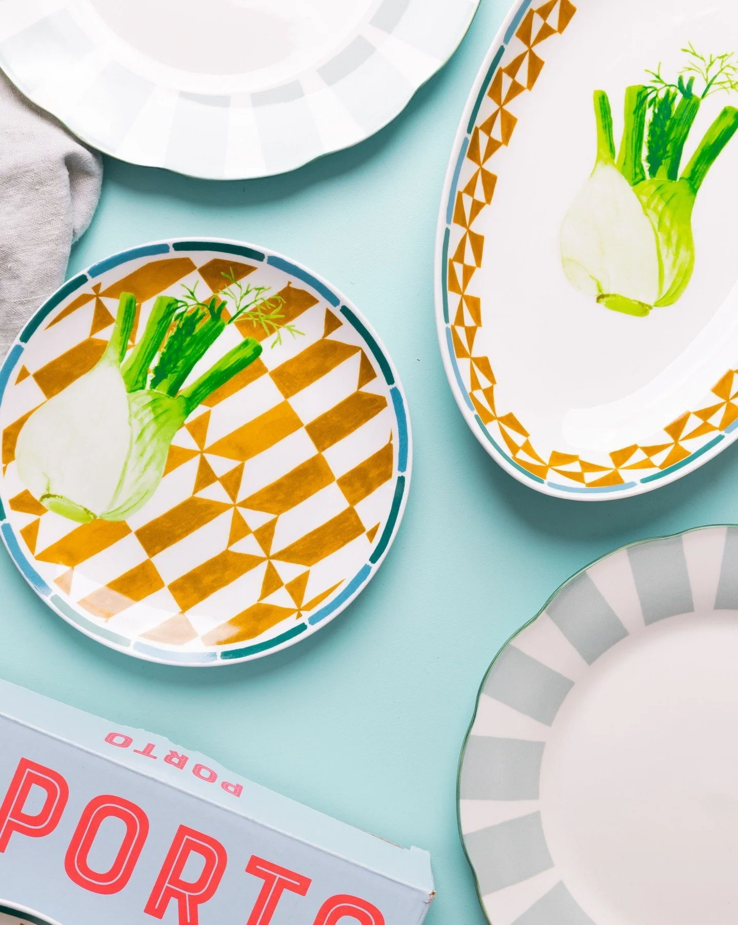 When something as simple as a Fennel illustration brings joy to a kitchen 💛

Featuring our Sage Emery Dinner Plates, Fennel Serving Platter and Fennel Side Plate. 

Thank you to @studio.foodio for this capture 📸