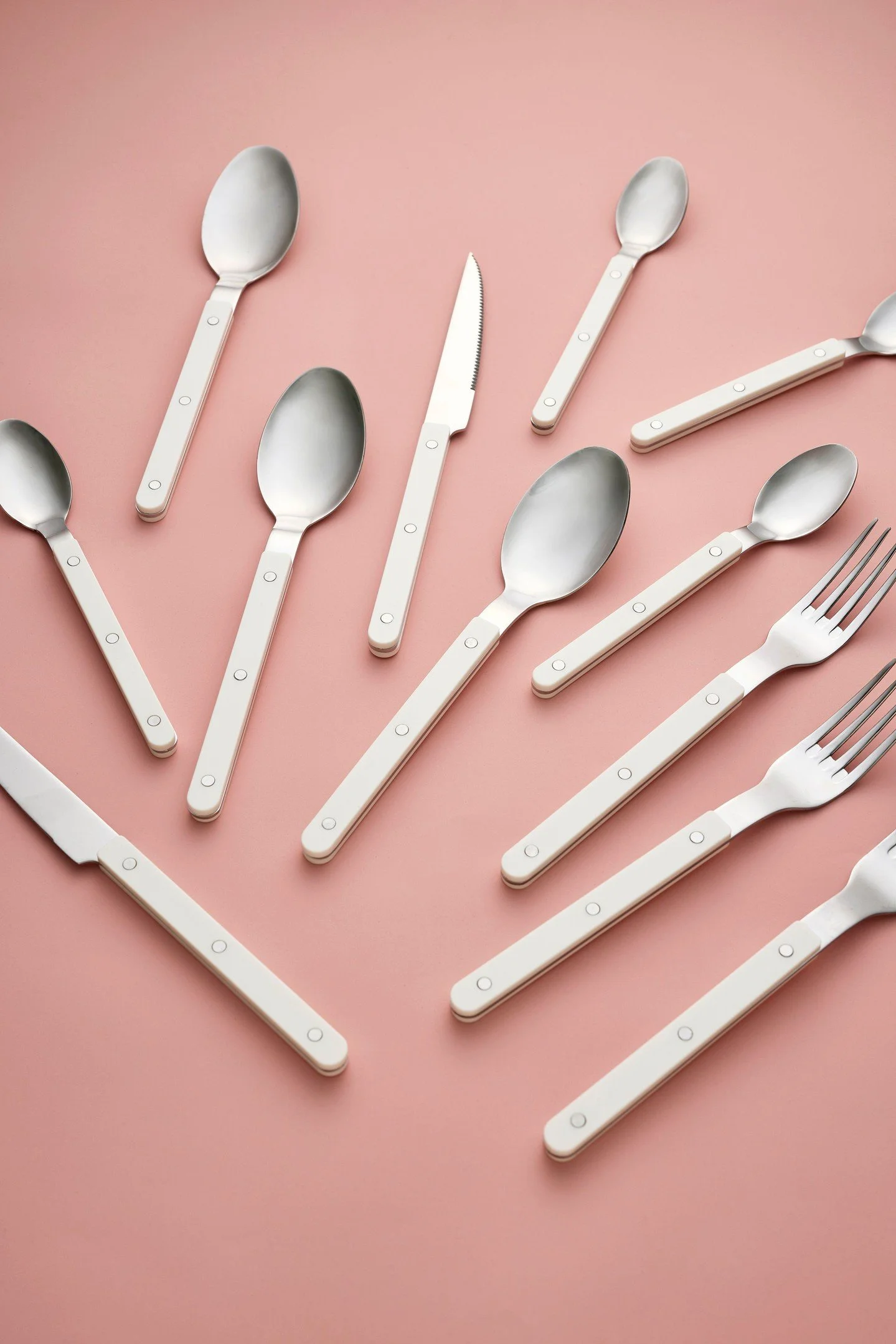 Mix and matching Porto does not have to stop with plates...

Vanilla Sona Cutlery. Sage Sona Cutlery. 
Or mix your cutlery.