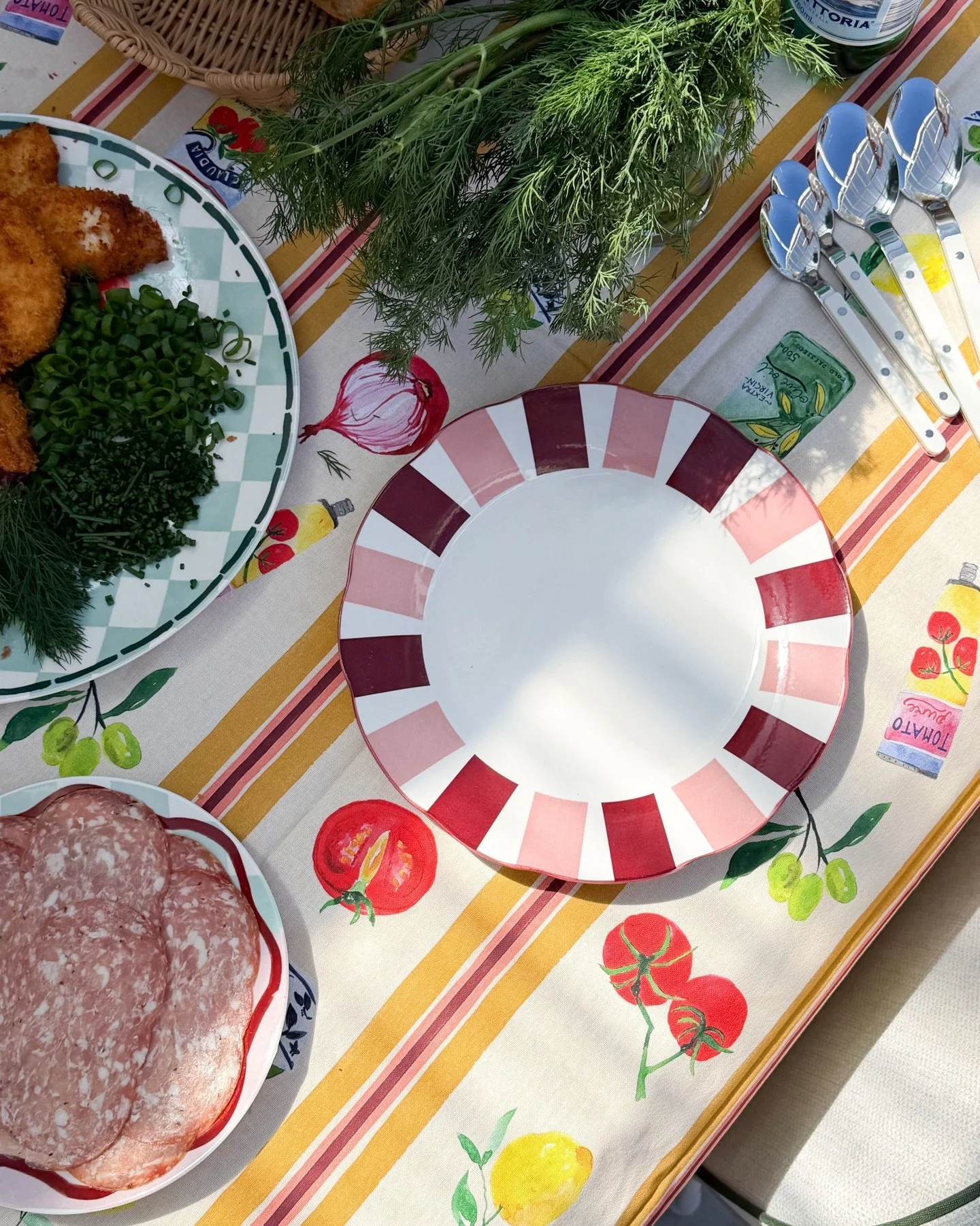 Alfresco dining with a Mediterranean vibe by @dcannatelli 

A combination from Porto&rsquo;s latest Valentina collection.