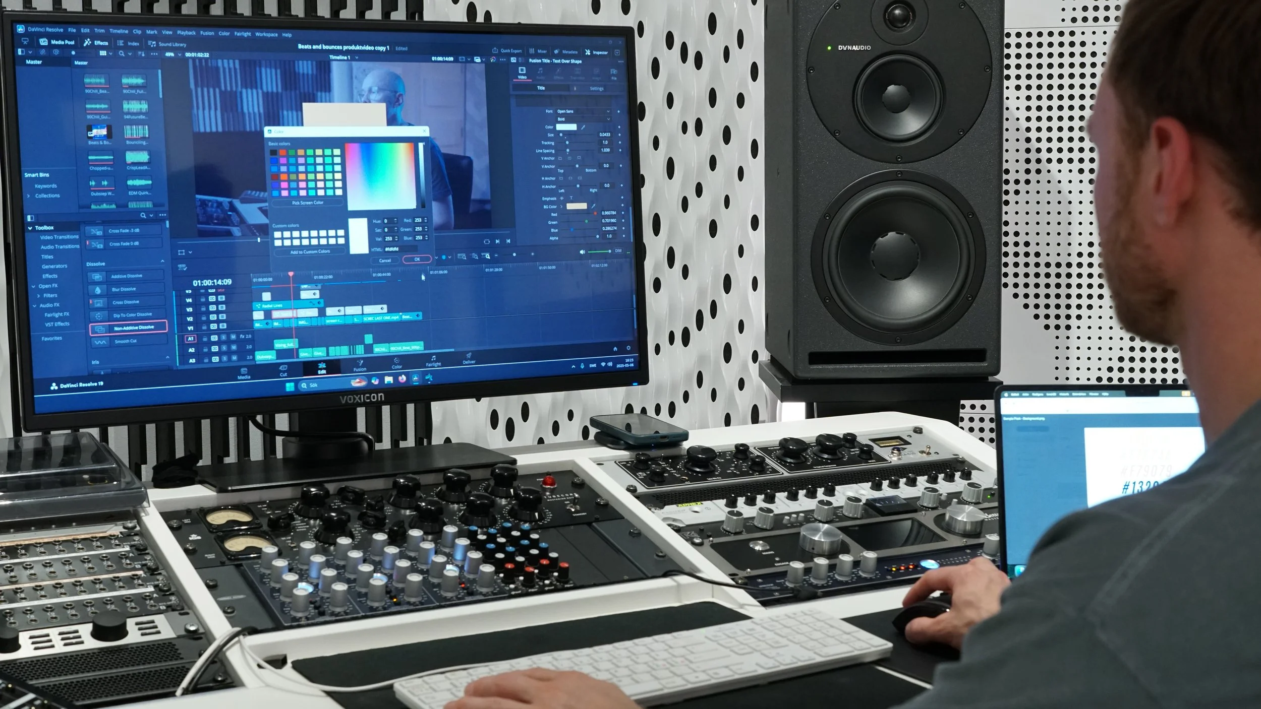 Ljudredigering och efterbearbetning av podcast i studio.