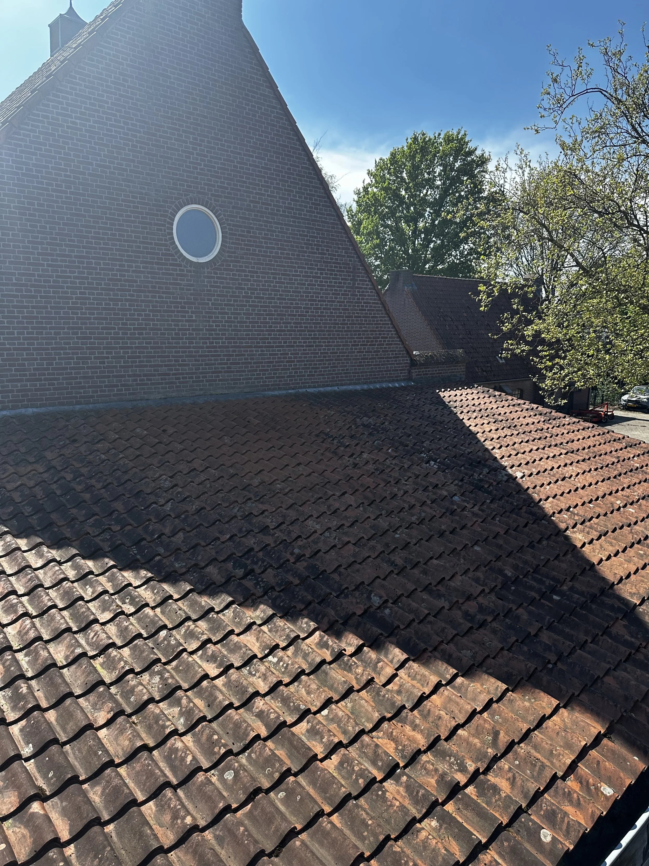 Professionele schoonmaak dak van huis Eindhoven