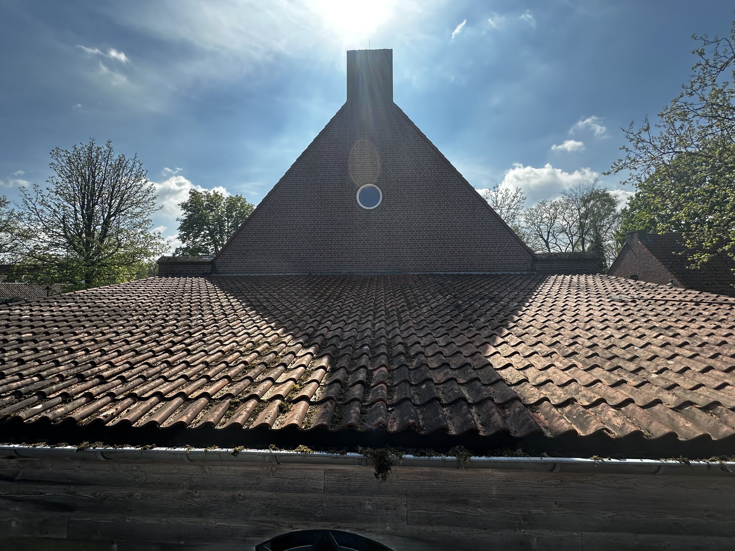 Professionele schoonmaak dak van huis Eindhoven