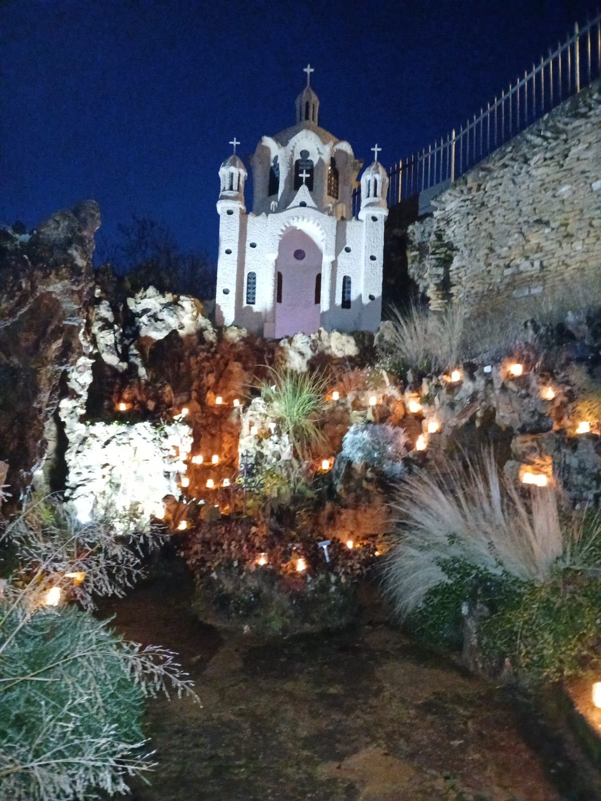 Chaque 8 décembre l'association illumine le jardin de rocailles de lumignon