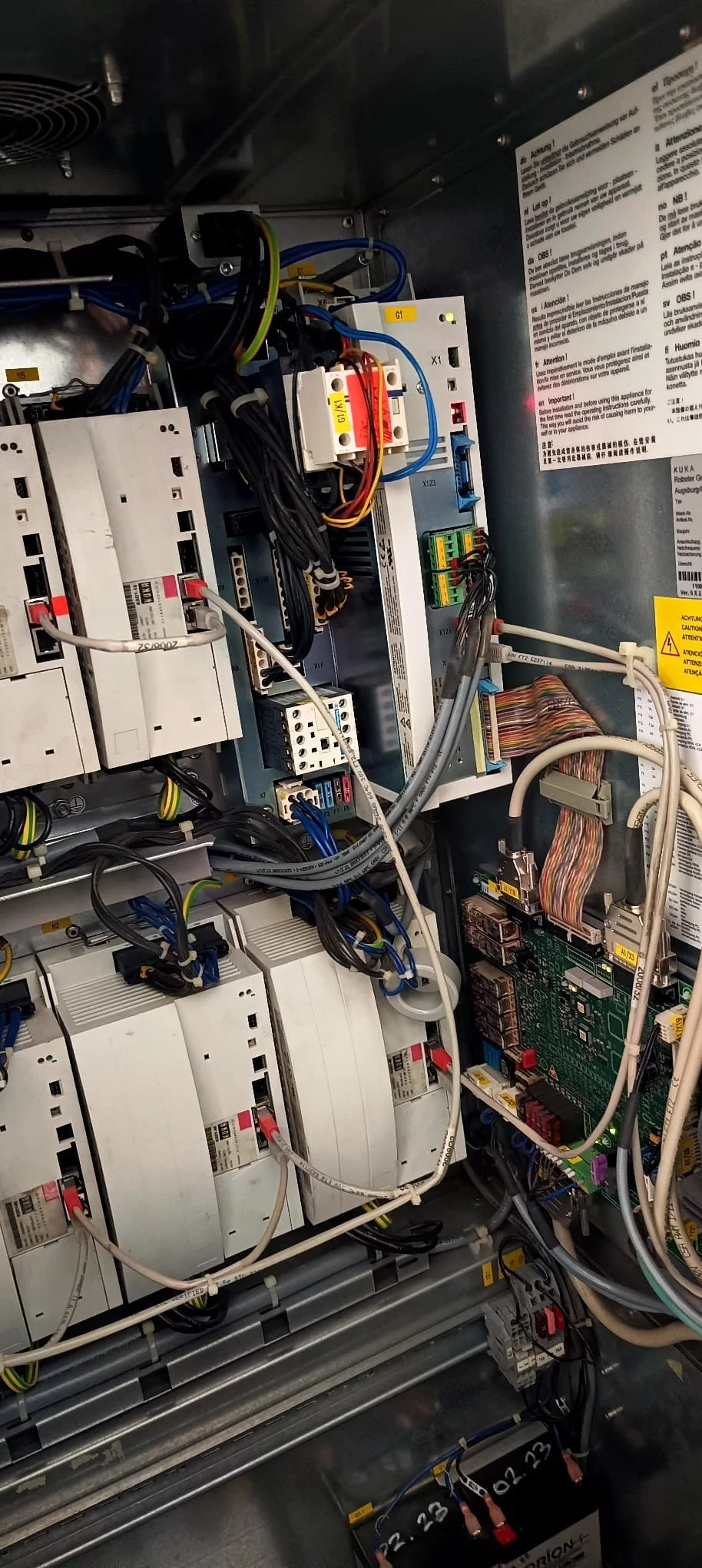 Endüstriyel makine veya elektrik paneline ait iç yapının detaylı görüntüsü; elektrik devreleri, kablolar ve çeşitli elektronik bileşenler görünmekte.