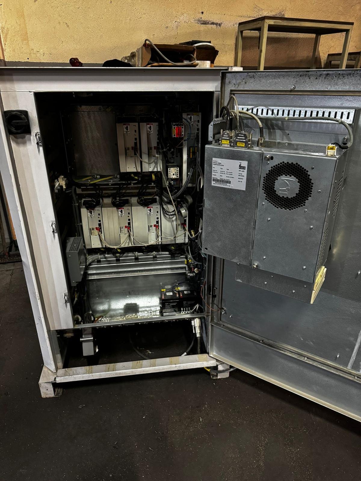 Kapalı bir elektrikli makinenin içi gösteriliyor, bazı devreler ve kablolar görülüyor.