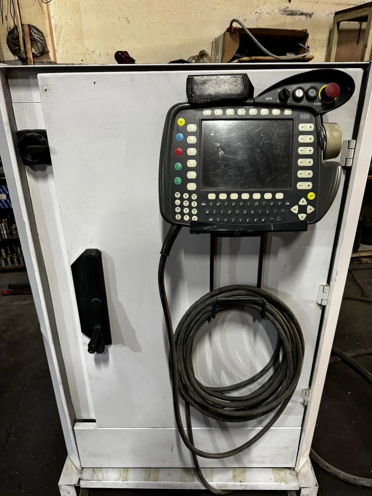 Tıp veya endüstri alanında kullanılan ekipman, üzerinde ekran ve birçok düğme bulunan cihaz.