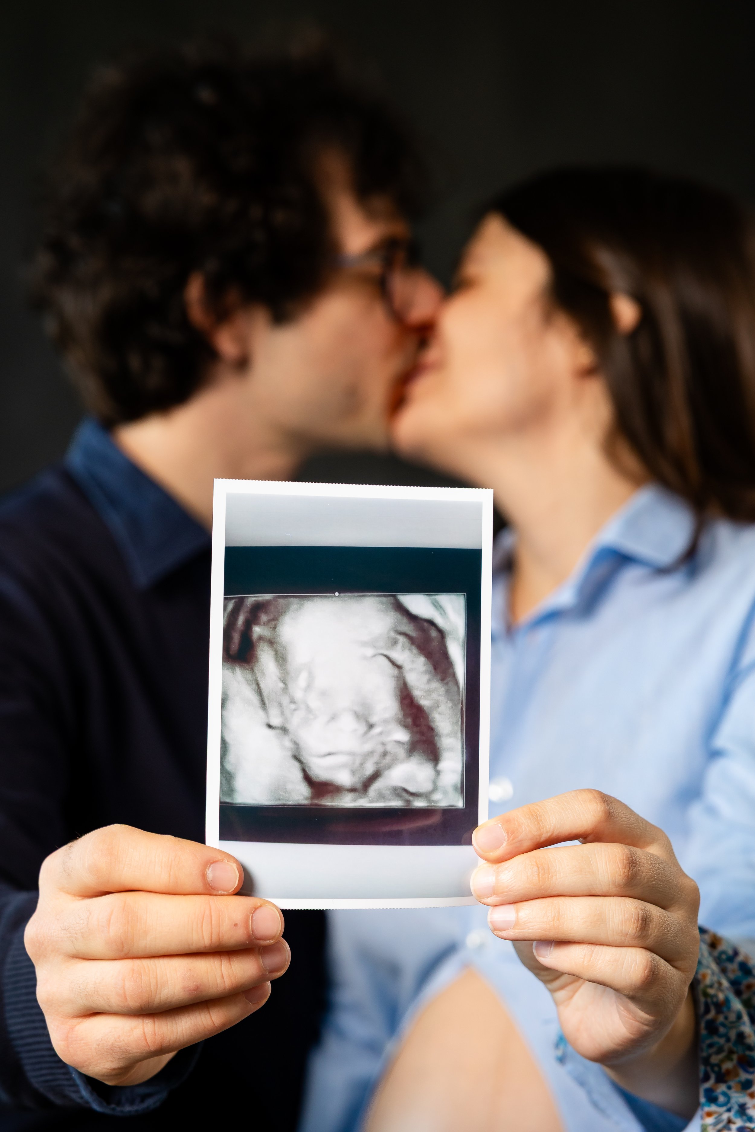 Futuri genitori con in mano l'ecografia