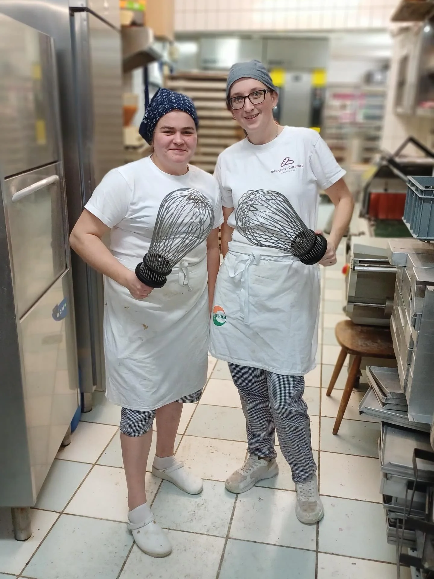 B&auml;cker:in sein hei&szlig;t fr&uuml;h anfangen, mit den H&auml;nden arbeiten und sich aufeinander verlassen.
Bei uns macht das niemand allein &ndash; wir arbeiten im Team, Tag f&uuml;r Tag, so wie&rsquo;s gh&ouml;rt. 🥖

🤍
#B&auml;ckereiSchneide