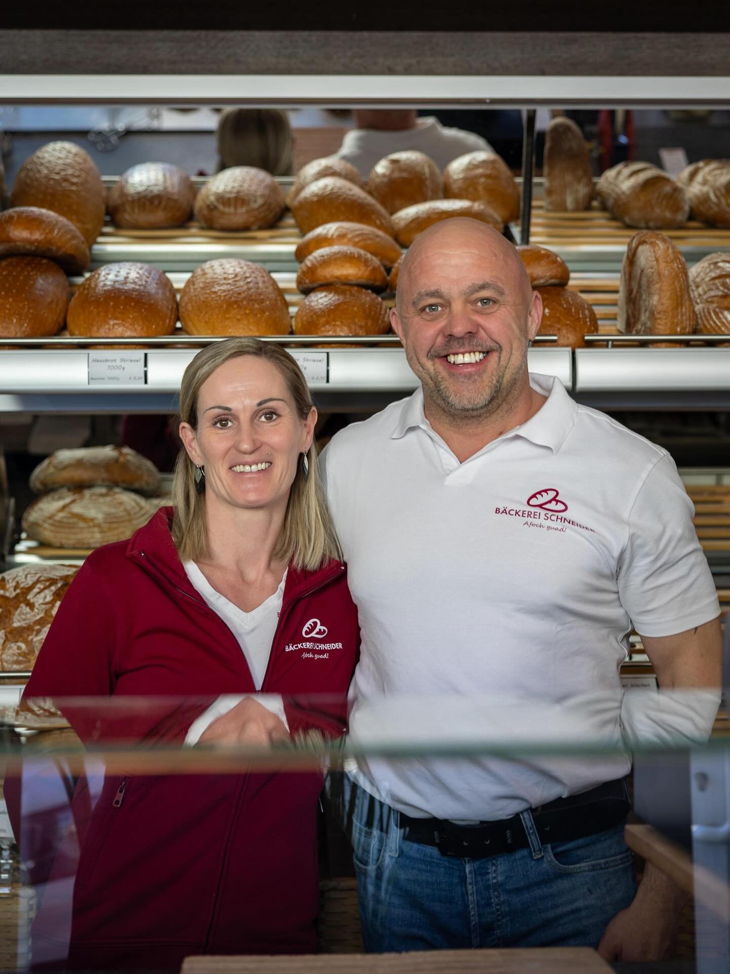 Nicole und Daniel. 🤍
Z&rsquo;samm angefangen
und bis heut mitten drin im Betrieb.

Was bei uns entsteht, entsteht gemeinsam &ndash; mit Erfahrung, Einsatz und dem Blick f&uuml;rs
Wesentliche.

Tag f&uuml;r Tag. 🥖🤍

#B&auml;ckereiSchneider #Helfenb