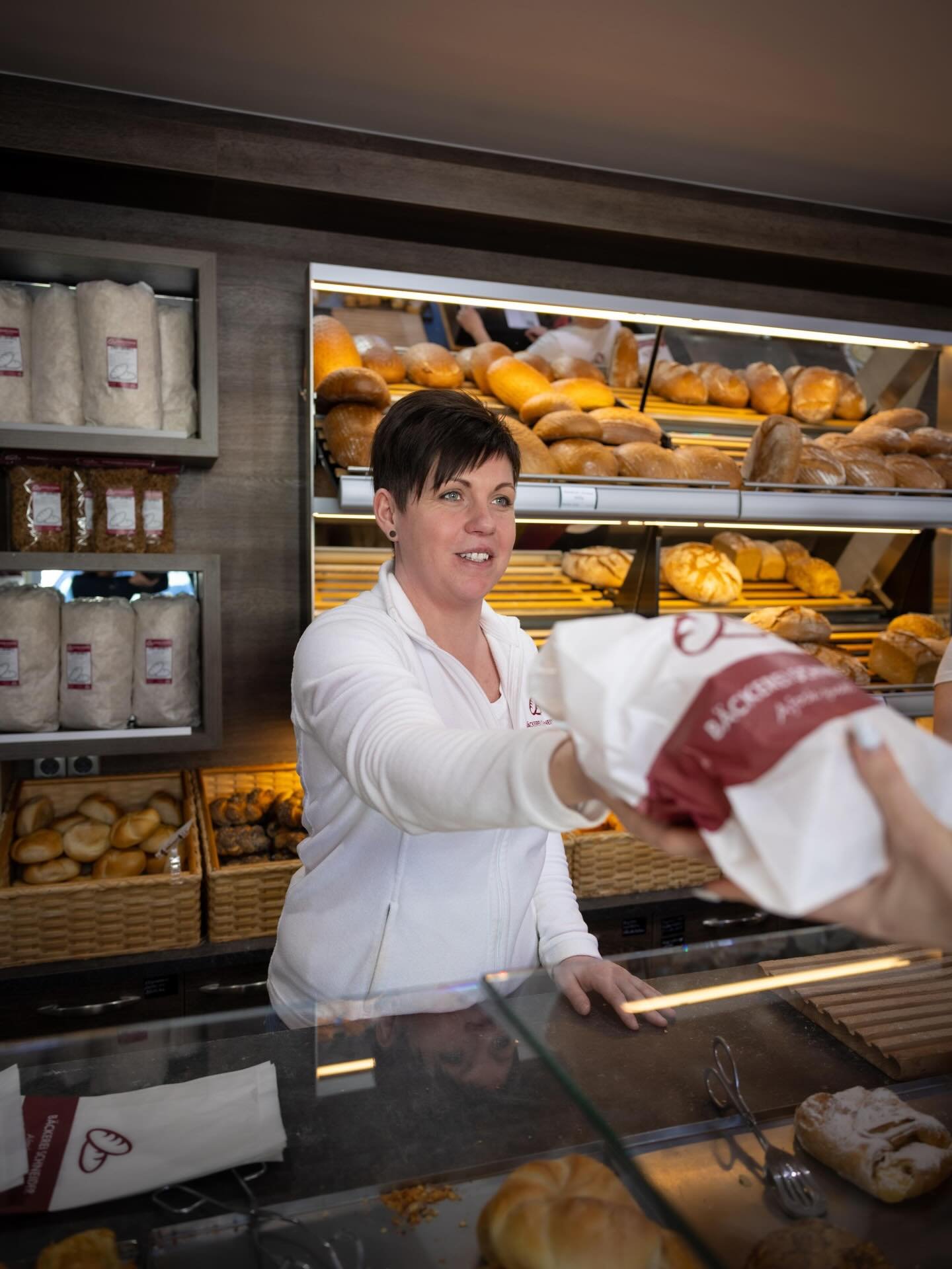 Hier an der Theke beginnt jeder Besuch.
Vom ersten &bdquo;Gria&szlig; eich&ldquo; bis zum eingepackten Sackerl.

Mir g&rsquo;frein uns auf eich. 🤍

#B&auml;ckereiSchneider #Hirschbach
#handwerk #b&auml;ckerei #m&uuml;hlviertel