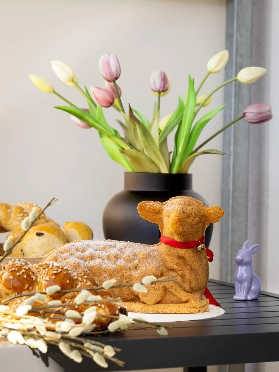 Zu Ostern geh&ouml;rt das Osterlamm einfach dazu. 🐑🌷
Und bei uns gibt&rsquo;s noch bis 04.04. alles, was zum Fest passt.
Also: Noch is Zeit, sich was Gutes mitzunehmen oder f&uuml;rs Osterfest vorzubestellen.

Mit dabei:

🐑 Osterlamm in verschiede