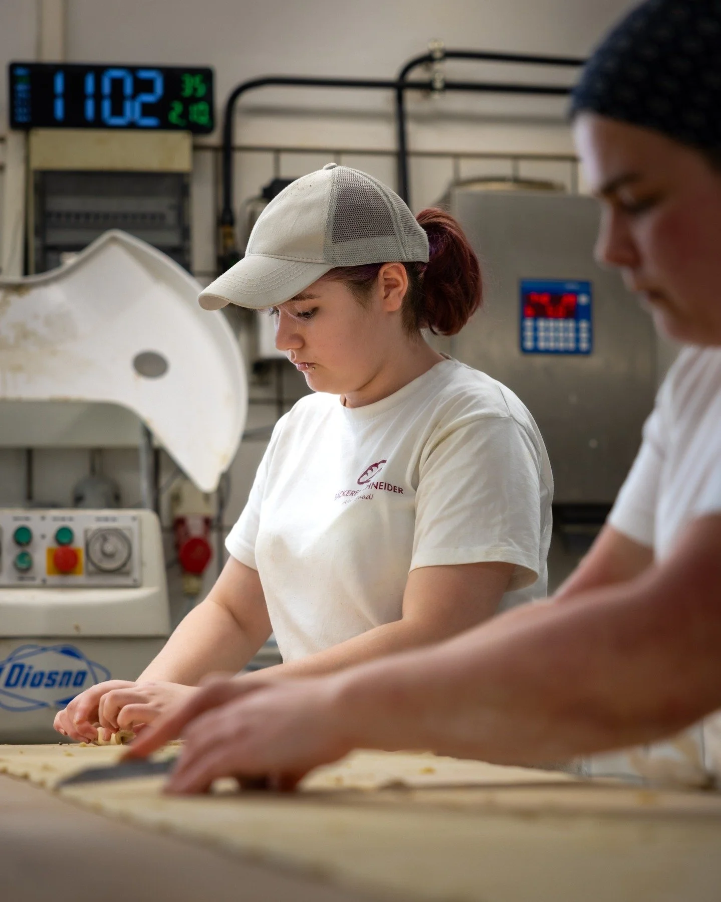 Unser Handwerk lebt davon, dass es weitergegeben wird. Als Lehrling hei&szlig;t das bei uns:net nur zuschauen, sondern von Anfang an mitanpacken. :)

#B&auml;ckereiSchneider #Helfenberg#handwerk #b&auml;ckerei #mühlviertel#regional #ober&ouml;s