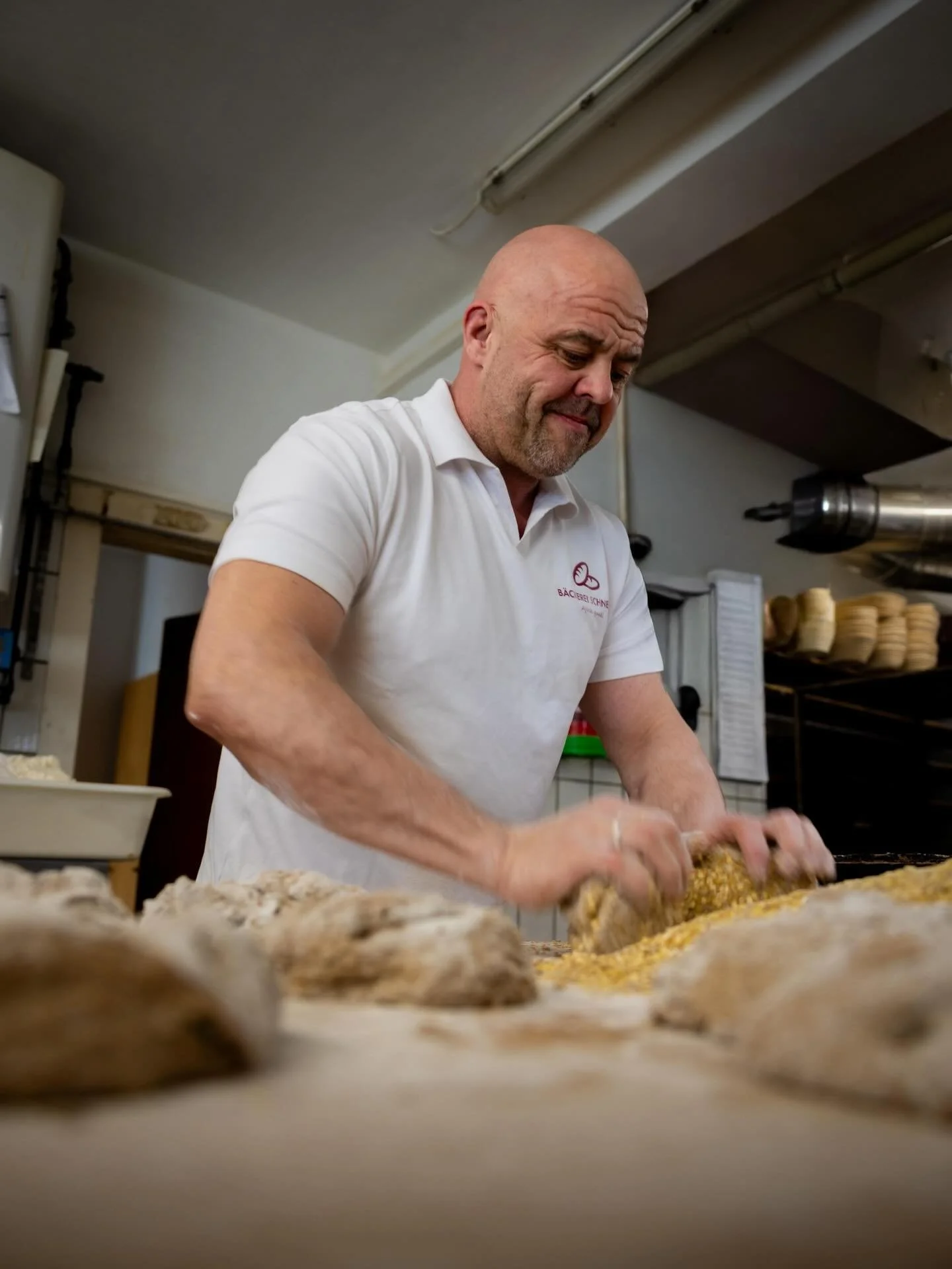 Brot braucht Zeit. 🥖
Und echtes Handwerk.
Teig, H&auml;nde, Geduld.

Mit eigenem Natursauerteig und ohne Schnickschnack.

#B&auml;ckereiSchneider #Helfenberg
#handwerk #b&auml;ckerei #m&uuml;hlviertel
