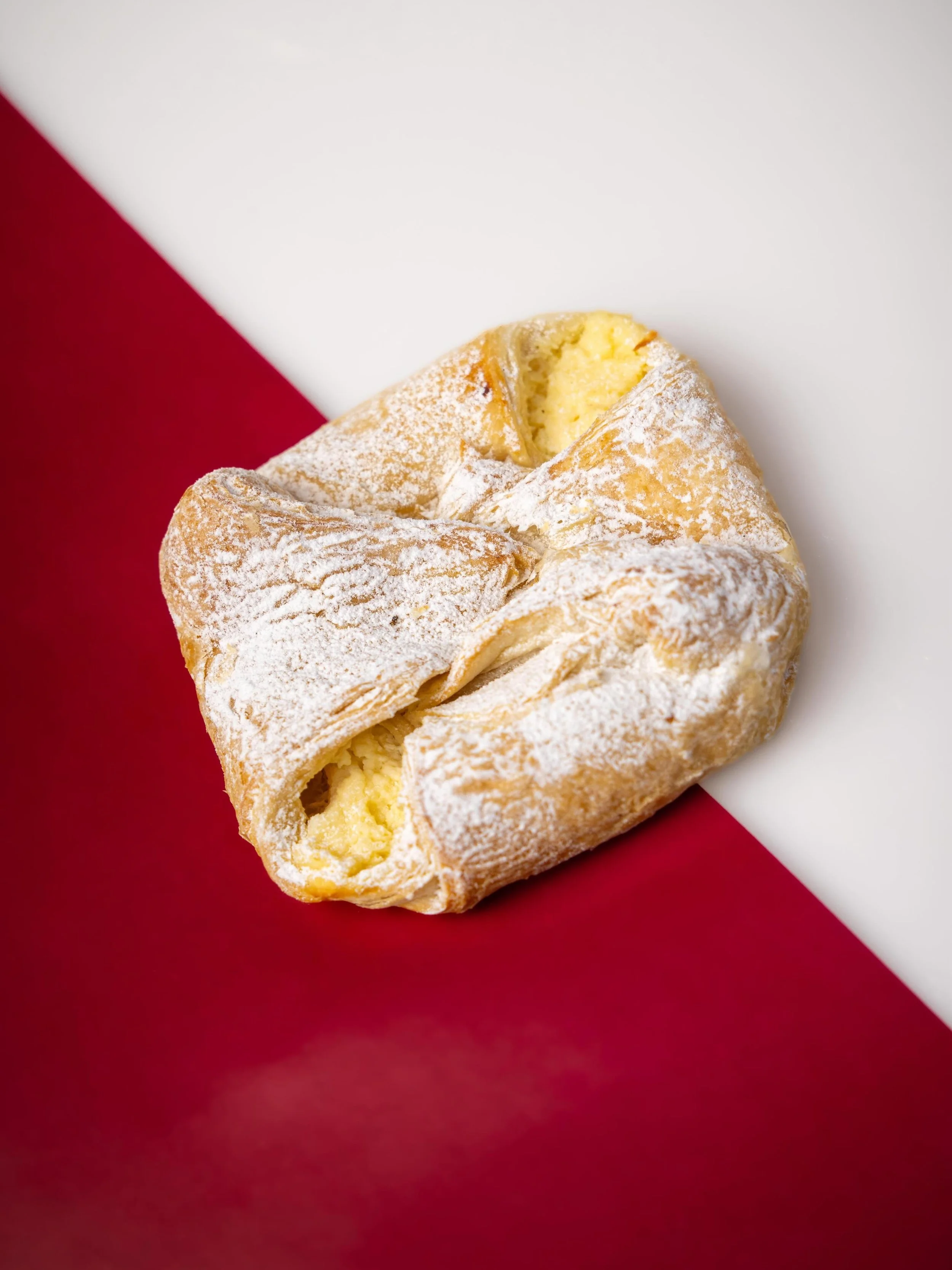 Eine gute Topfengolatsche ist einfach unschlagbar 😋
>>&bdquo;Topfen&ldquo; = Quark
>>&bdquo;Golatsche&ldquo;
= &bdquo;Kol&aacute;č&ldquo; = Kreis
Fr&uuml;her rund &ndash; heute eher eckig.
Also eigentlich: ein Quark-Kreis-Geb&auml;ck mit