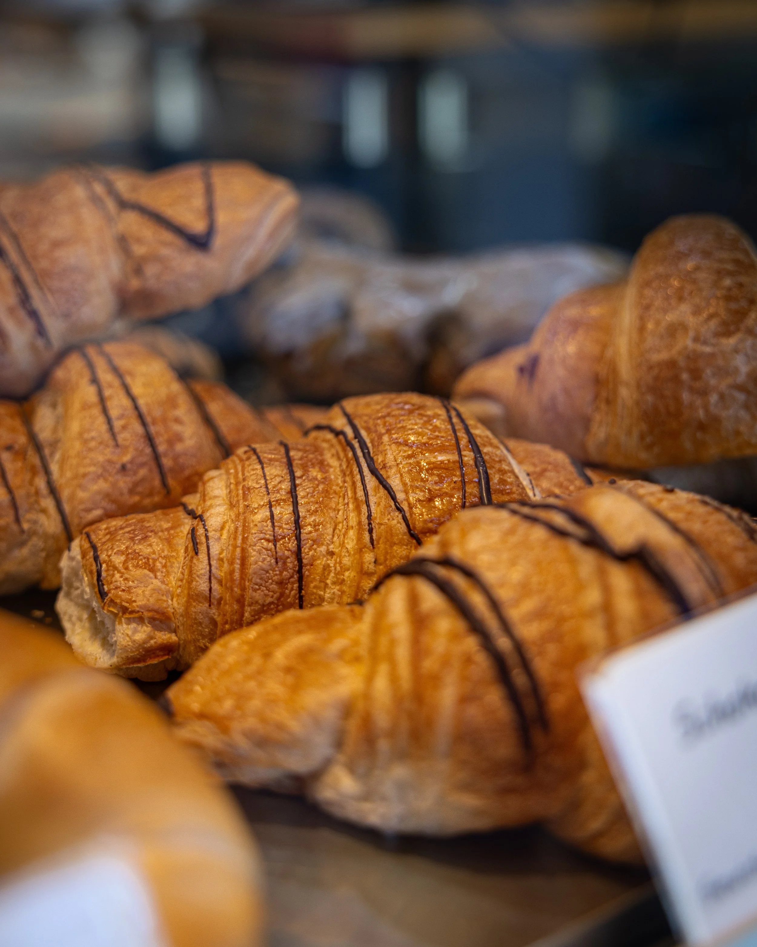 Croissants &ndash; dieser Duft, dieser Geschmack &hellip; ✨
Von au&szlig;en schaut&rsquo;s oft simpel aus &ndash;
aber was drinnen steckt:
Zutaten aus der Region, Liebe zum Handwerk und ganz viel Gef&uuml;hl!

#b&auml;ckereischneider 
#handwerk #b&au