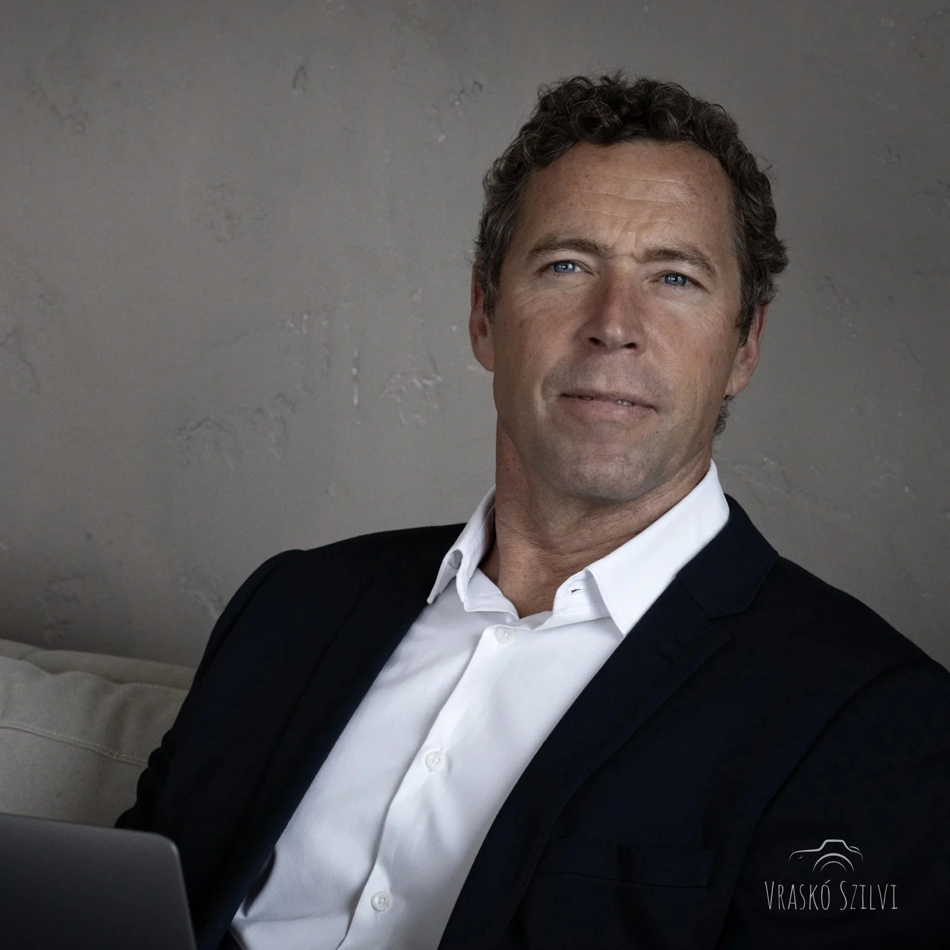 üzleti portré fotó
férfi portré fotó
Business portrait foto
Man portrait foto