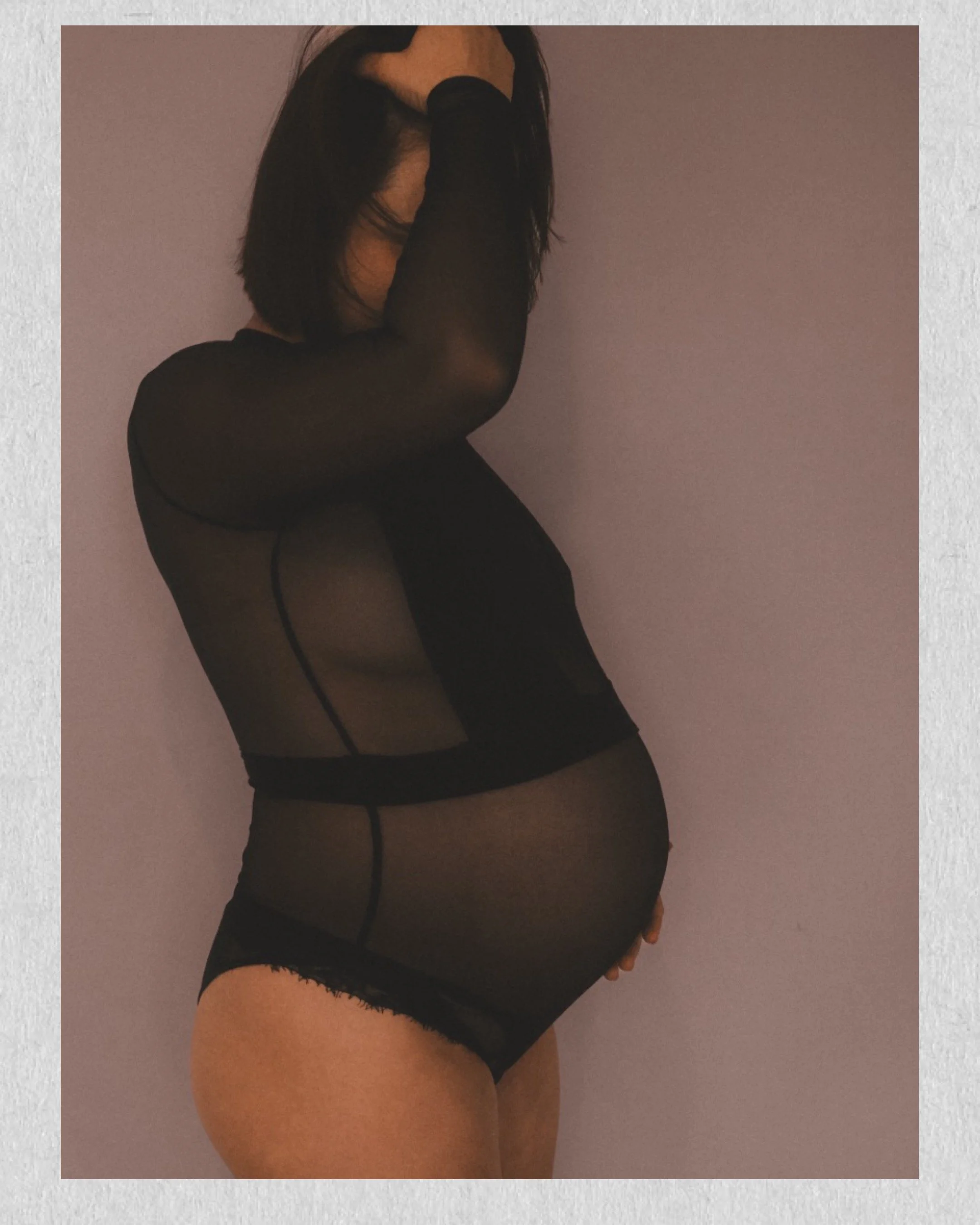 Künstlerisches Porträt einer Frau in einem dunklen Body – ein Bild über Körper, Stärke und Selbstwahrnehmung.