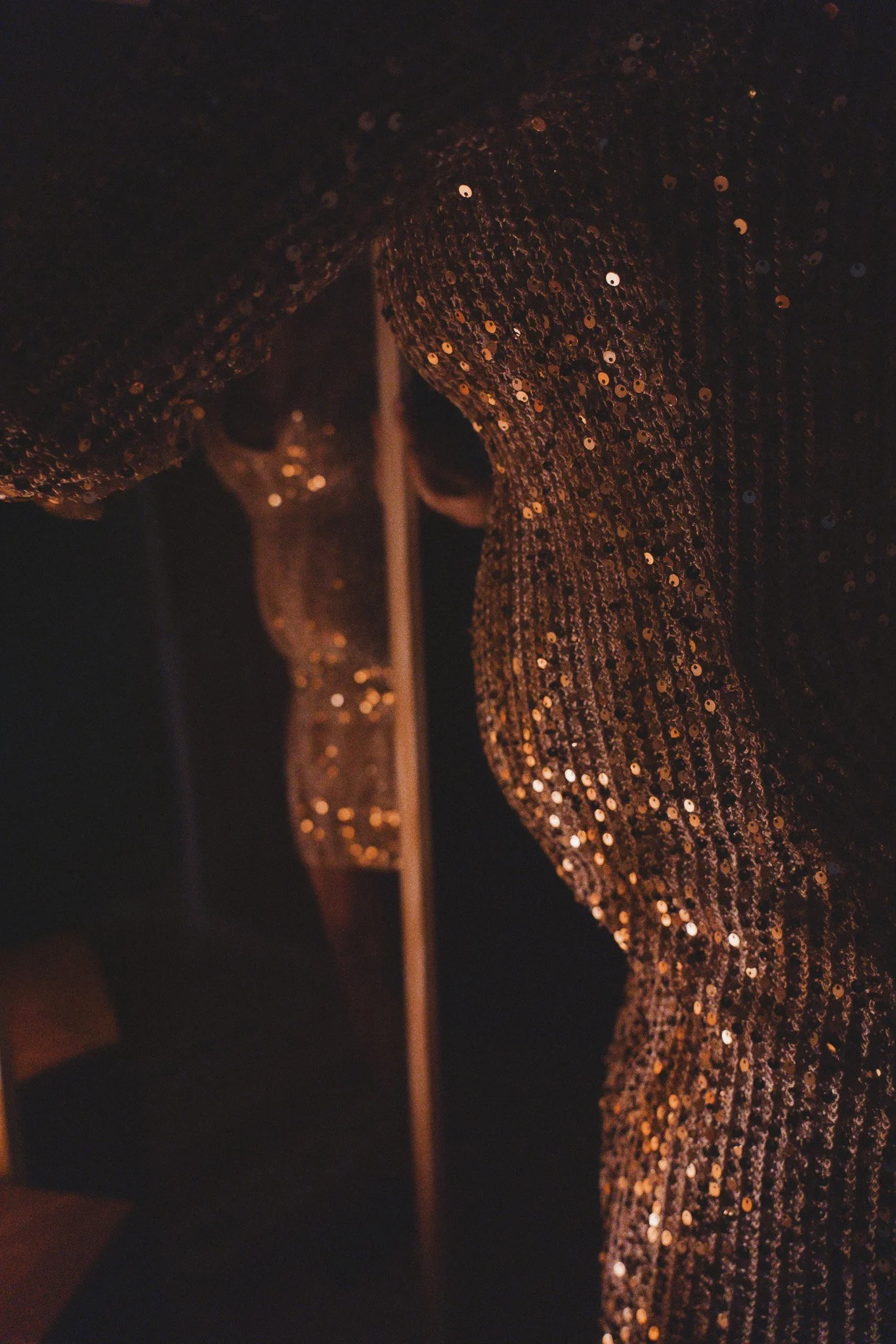 Detailaufnahme eines hellen Kleides mit goldenen Pailletten – ein künstlerisches Bild aus einer sinnlichen, ästhetischen Portraitserie von Sissy Stolzenbach.