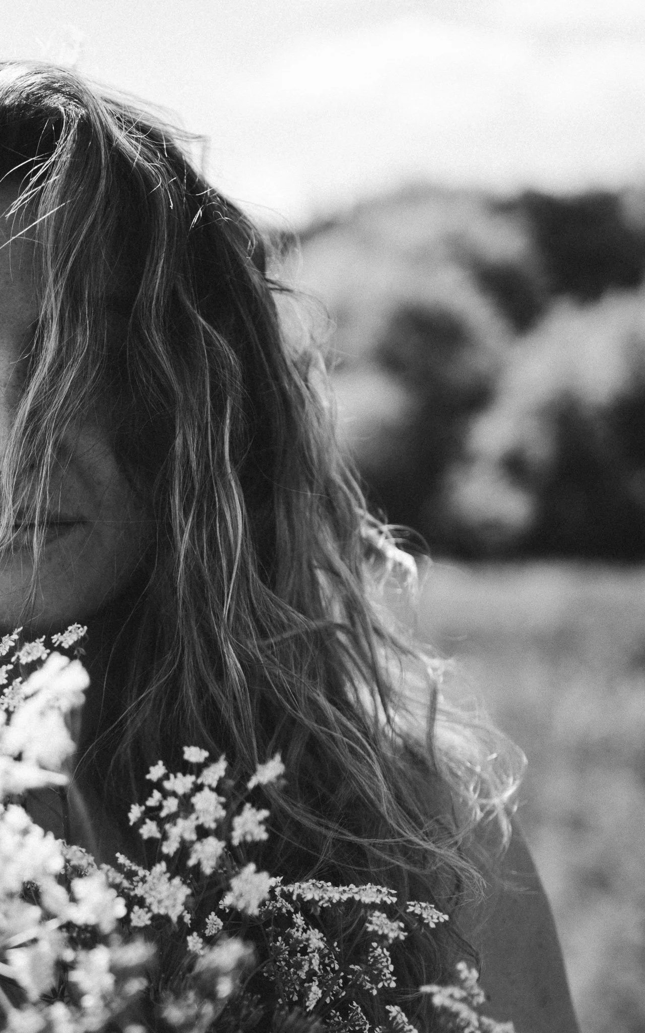 Emotionales Schwarz-Weiß-Porträt eines Mädchens in der Natur – natürliche Kinder- und Familienfotografie Brandenburg.
