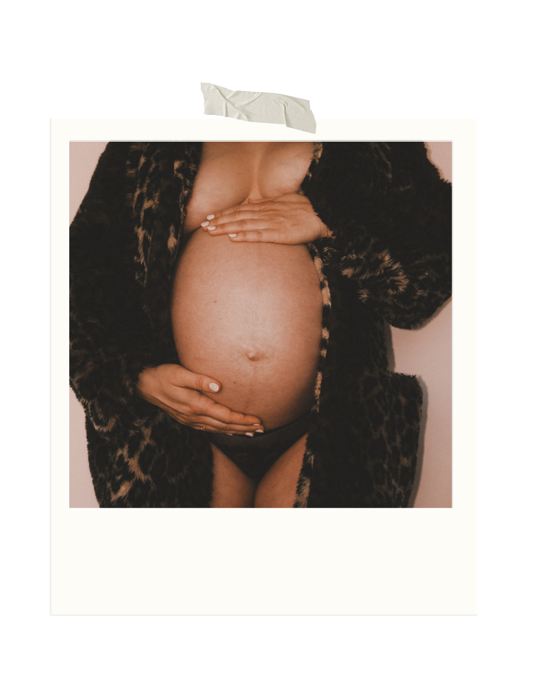 Eine schwangere Frau in einem schwarzen Unterhemd und einem pelzigen Mantel, die ihren Bauch mit beiden Händen hält.