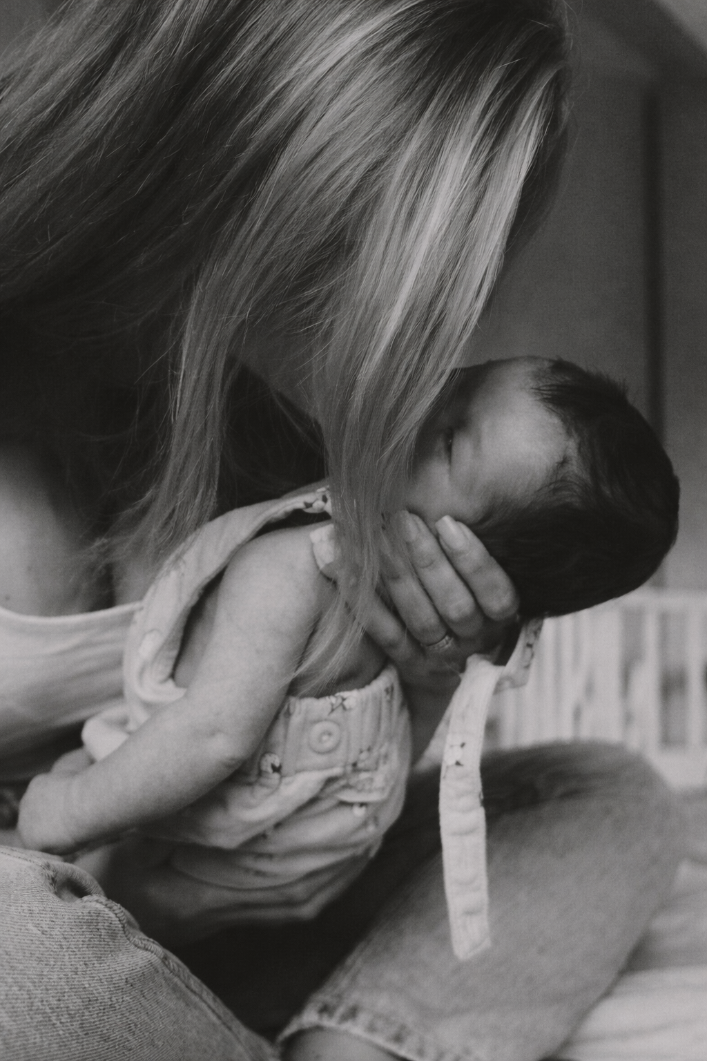 Eine Mutter hält ihr neugeborenes Baby im Arm – ein emotionales Porträt aus einer Wochenbett-Fotostory von Sissy Stolzenbach.