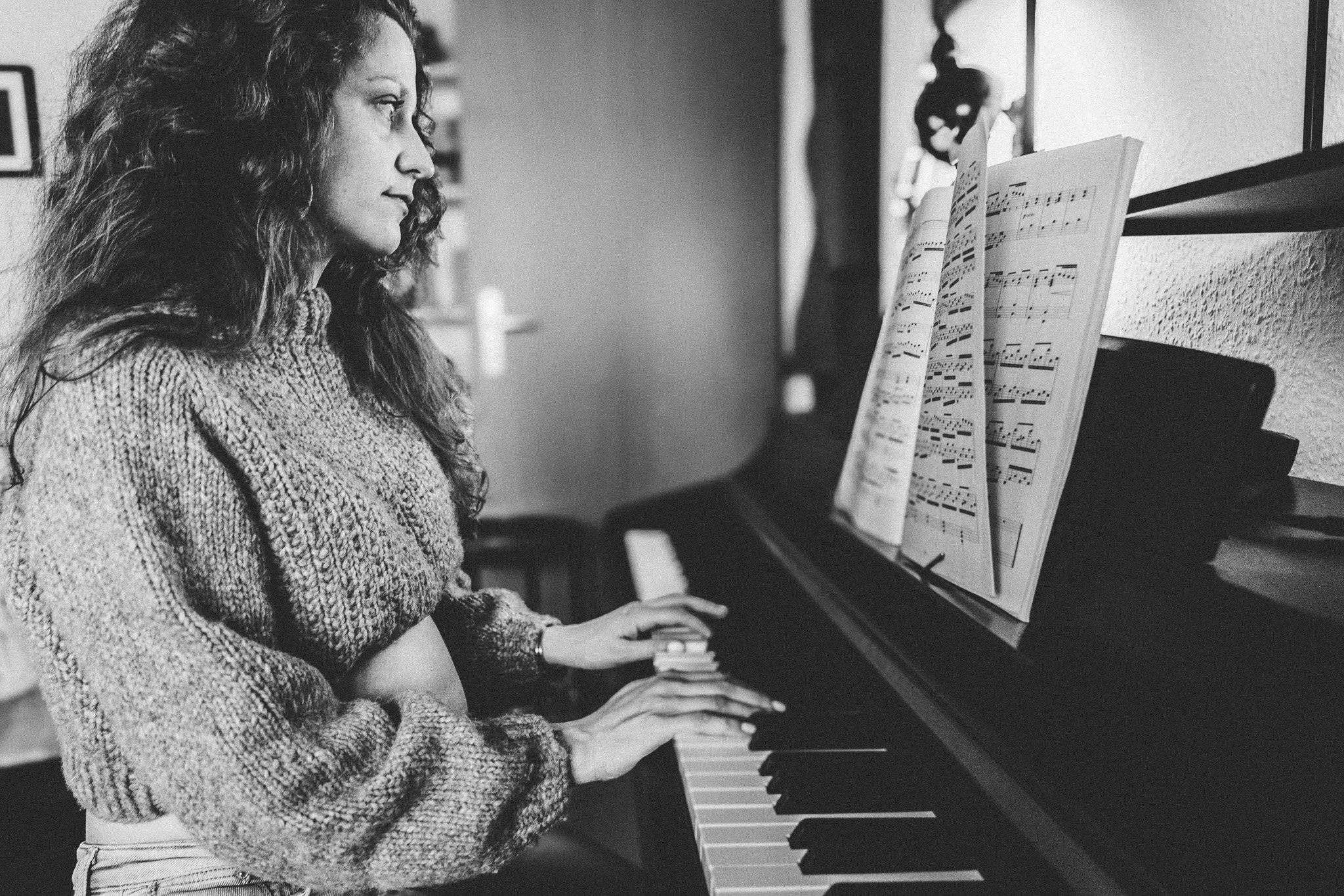 Eine Frau und werdende Mutter spielt Klavier in ihrem Zuhause – ein ruhiges, künstlerisches Porträt über Alltag, Kreativität und innere Welt.