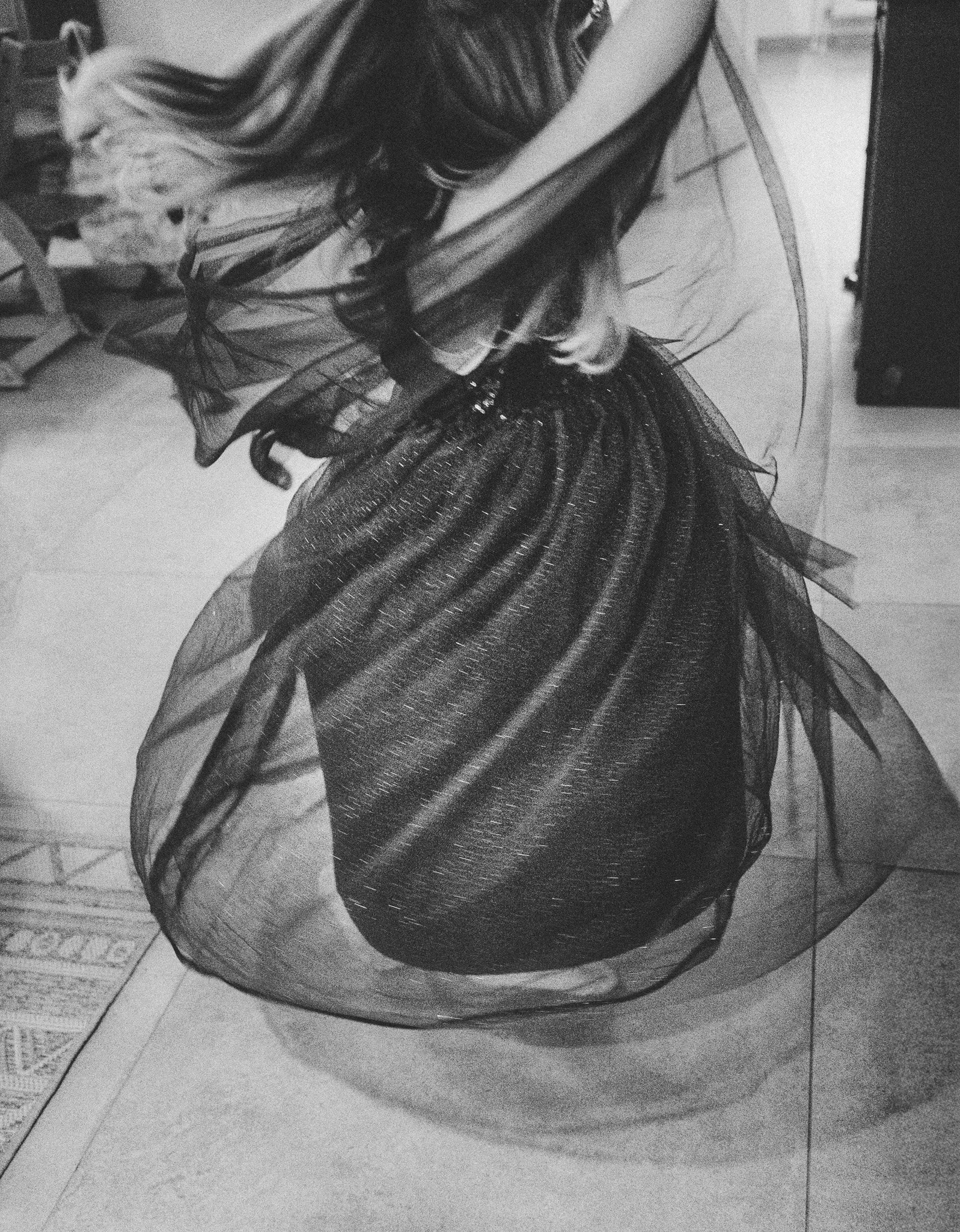 Künstlerisches Detailfoto mit Tüllstoff und einem schwarzen Beutel – ästhetische, emotionale Fotografie mit weichem Licht.