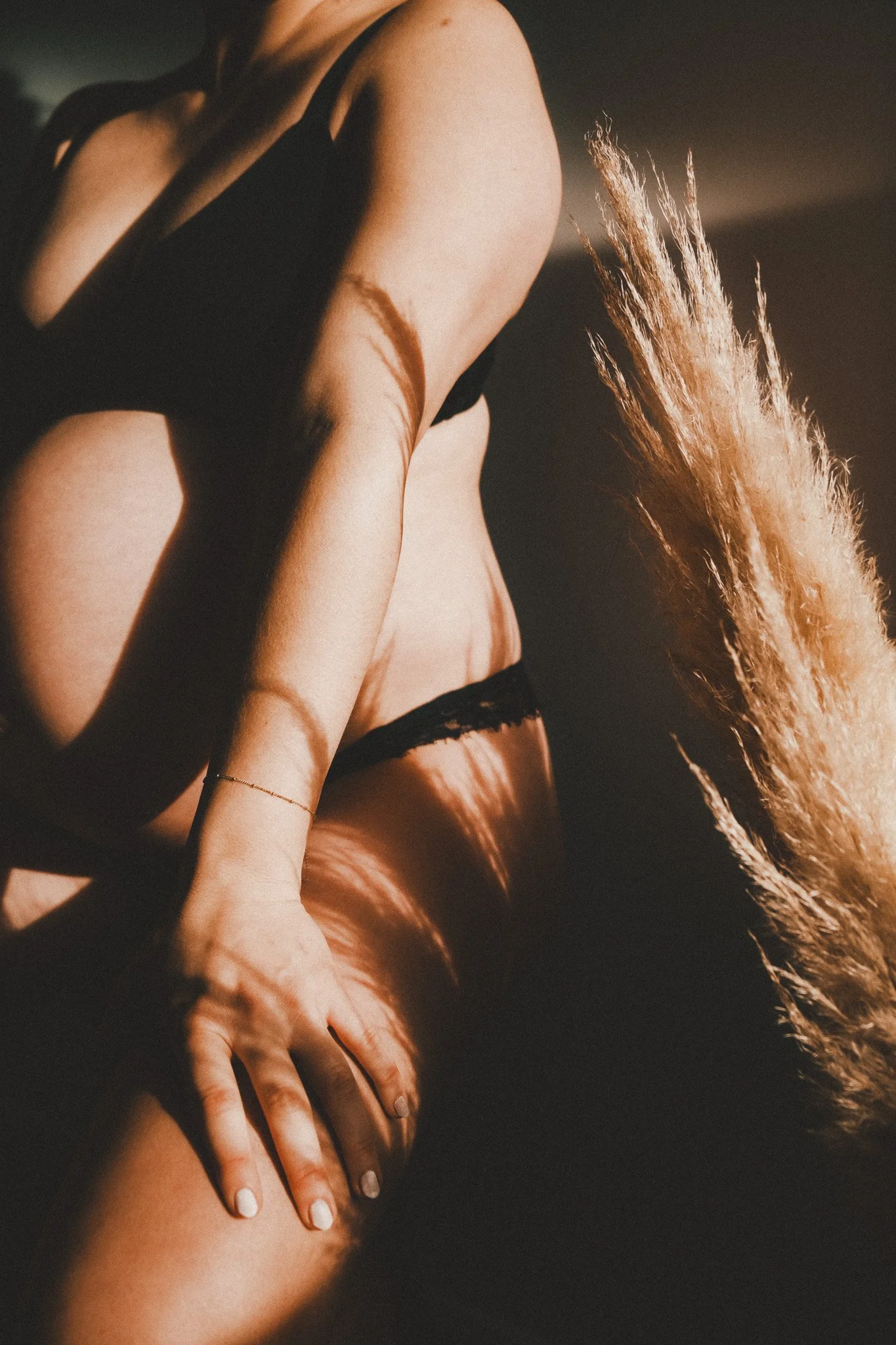 Künstlerisches Porträt einer Frau im warmen Licht – ein Bild über Körper, Ausdruck und innere Stärke.