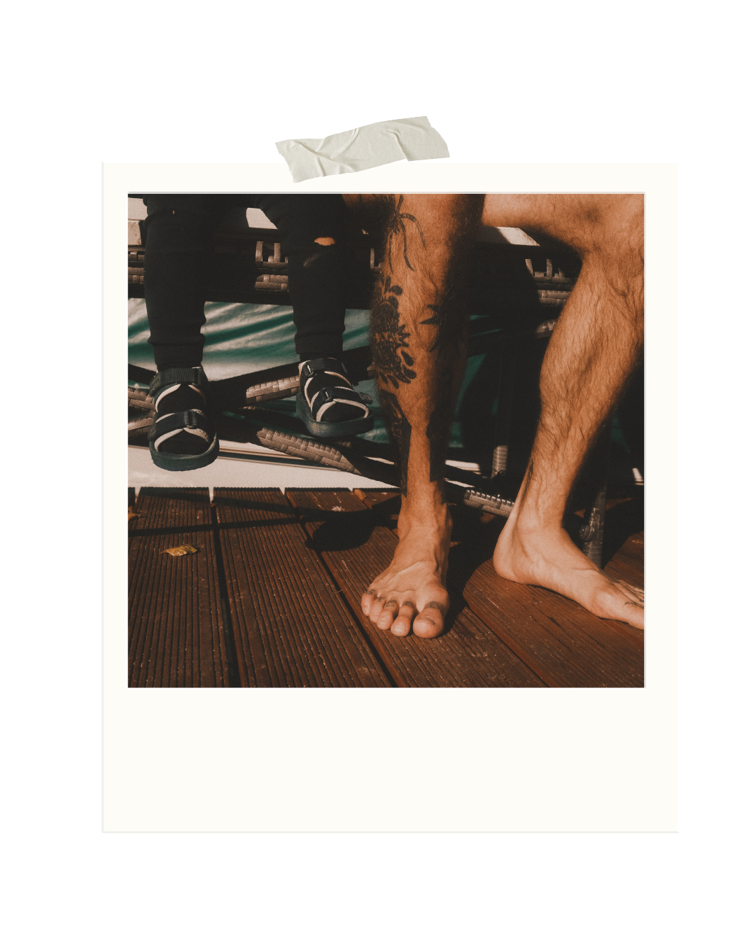 Abendliche Szene auf einer Holzterrasse mit einem Erwachsenen und einem Kind – ruhige Familienreportage in natürlichem Licht, Sommerabend