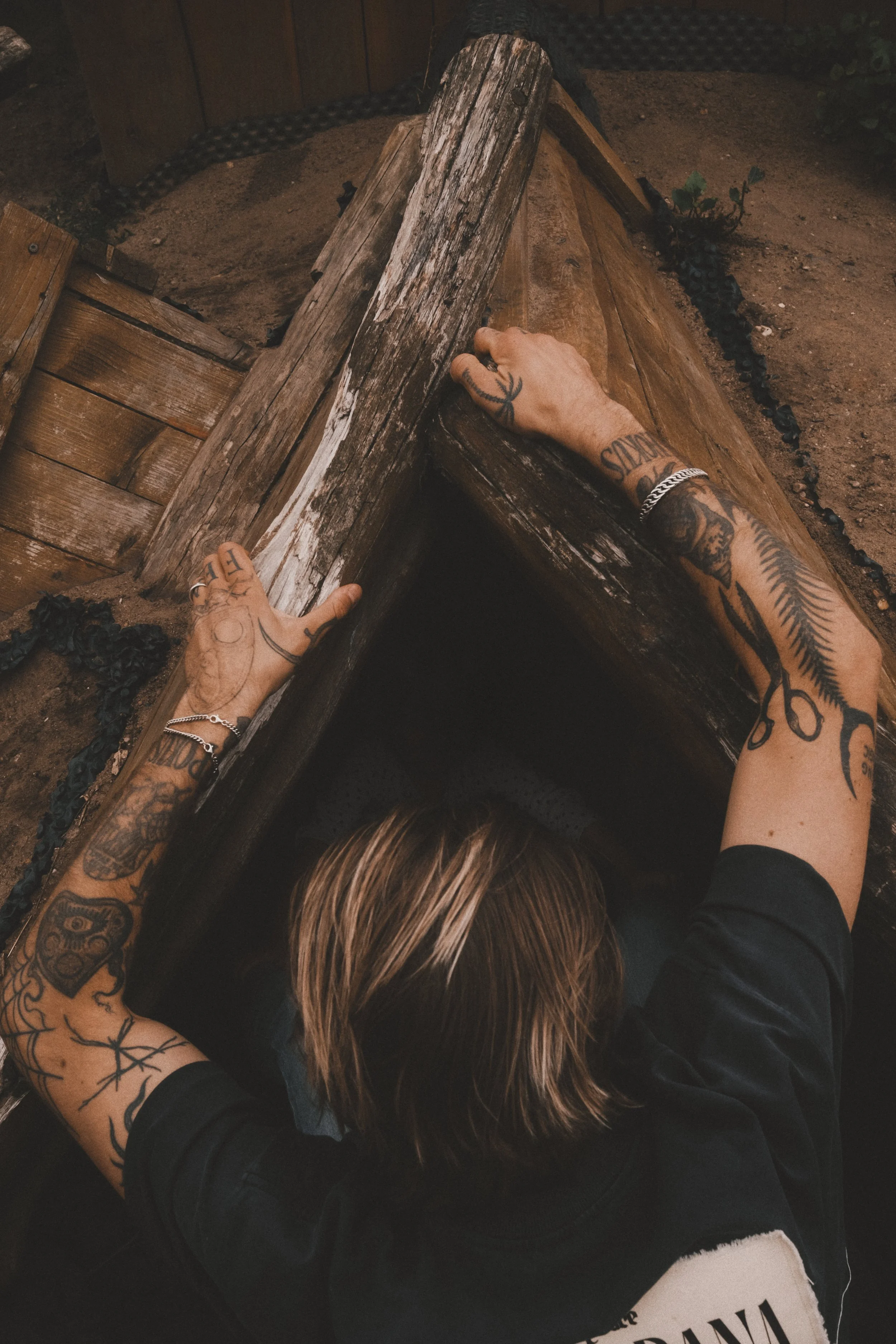 Ausdrucksstarkes Lifestyle-Porträt im Dark & Moody Stil – authentische Fotografie mit Fokus auf Texturen und Persönlichkeit.