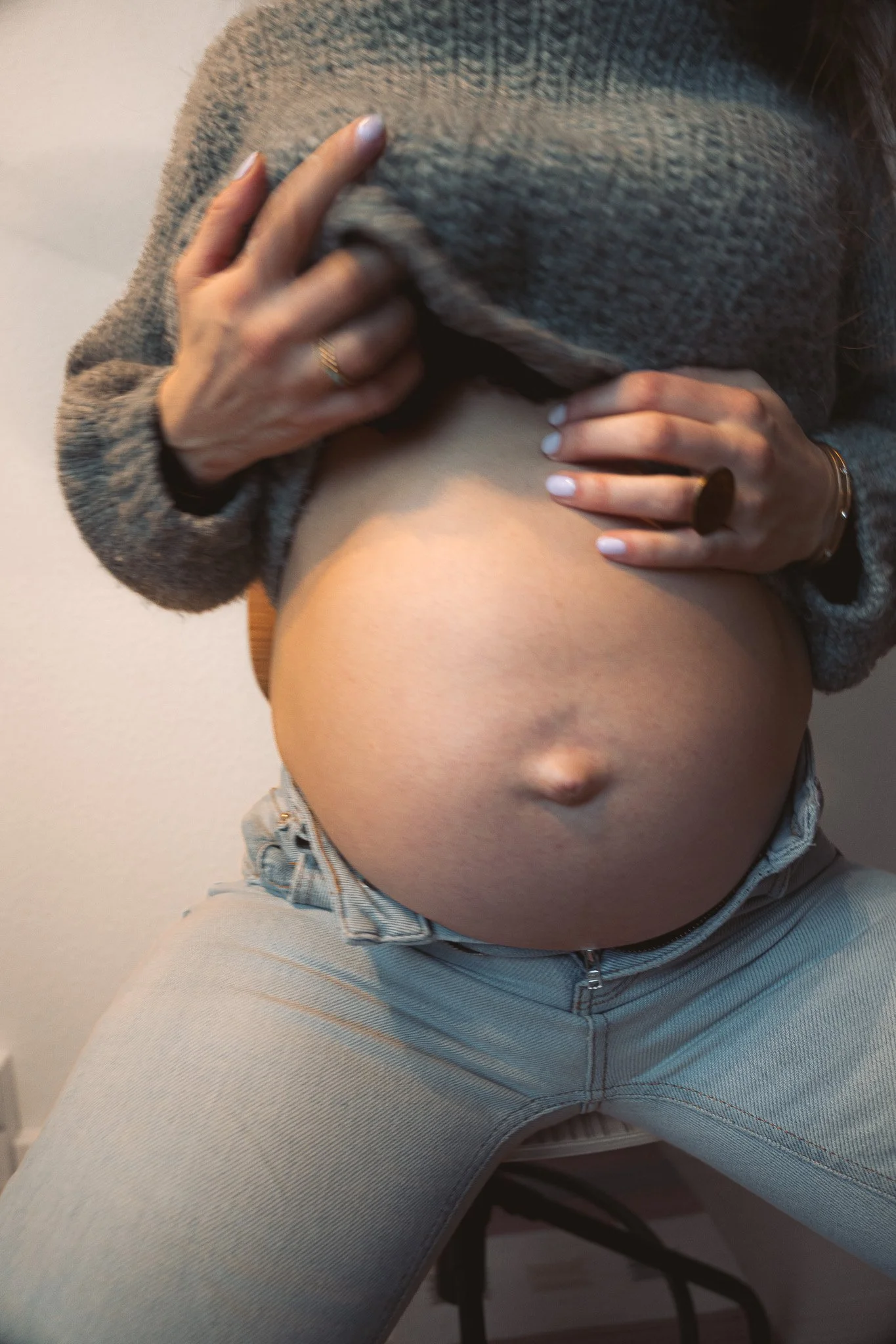 ine werdende Mutter zeigt ihren Babybauch – ein natürliches Schwangerschaftsporträt über Körper, Veränderung und neues Leben.