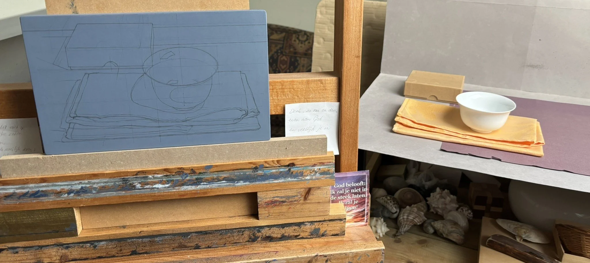 Een ingevulde schets op een paneel van een stilleven vóór een daadwerkelijke opstelling dat als voorbeeld dient.