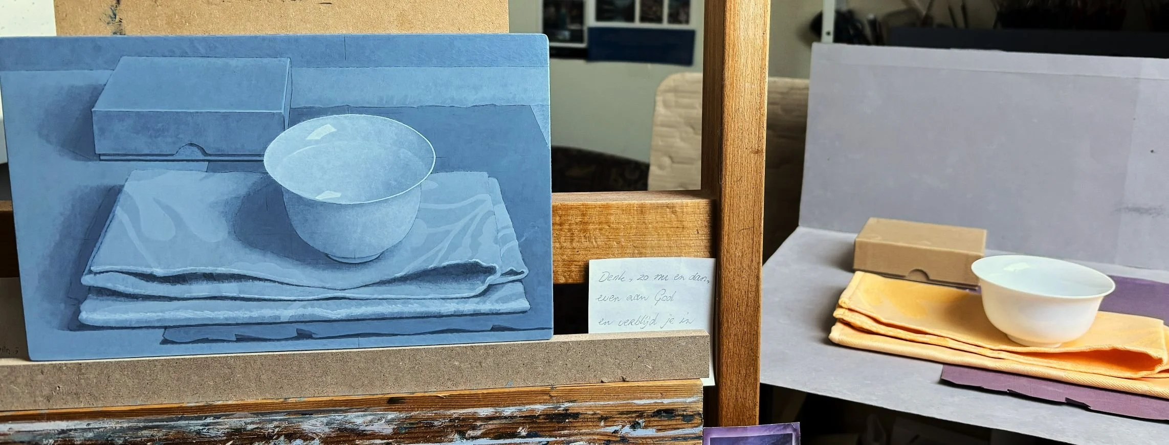 Een grisaille onderschildering aantonende de opbouw van een stilleven schilderij.