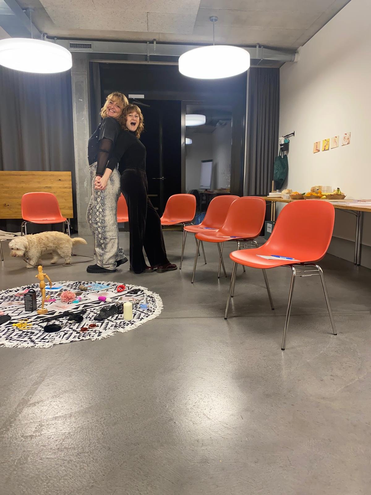 Sexualpädagogischer Workshop in Gruppenraum mit Materialien