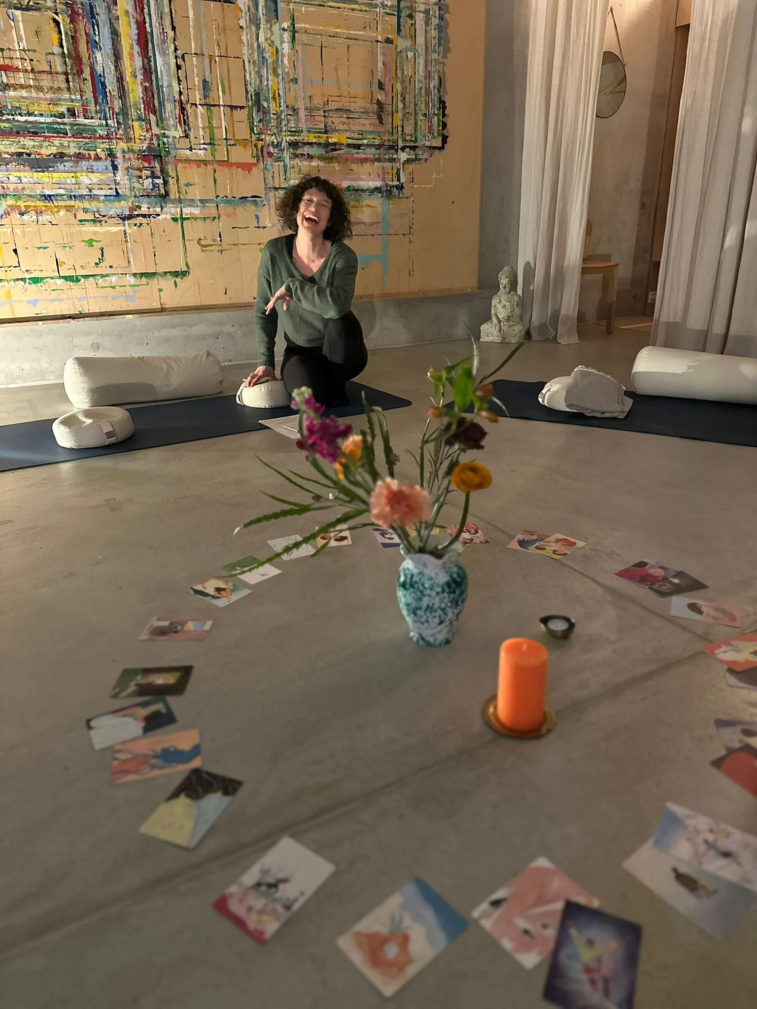 Sexualpädagogischer Workshop in Gruppenraum mit Materialien