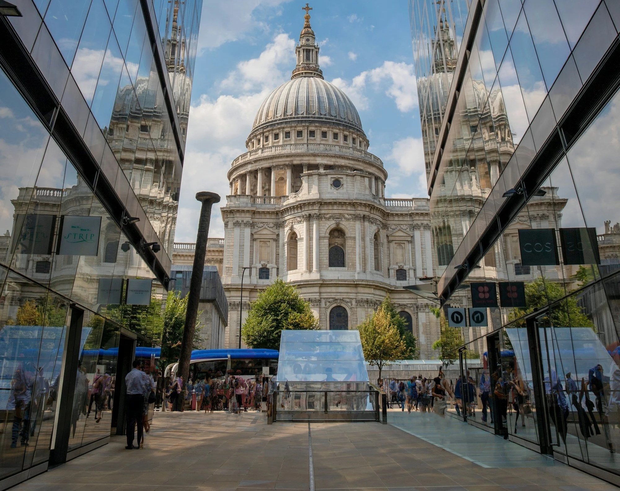 Private Office with offices in France and the UK specialised in real estate acquisitions and financing