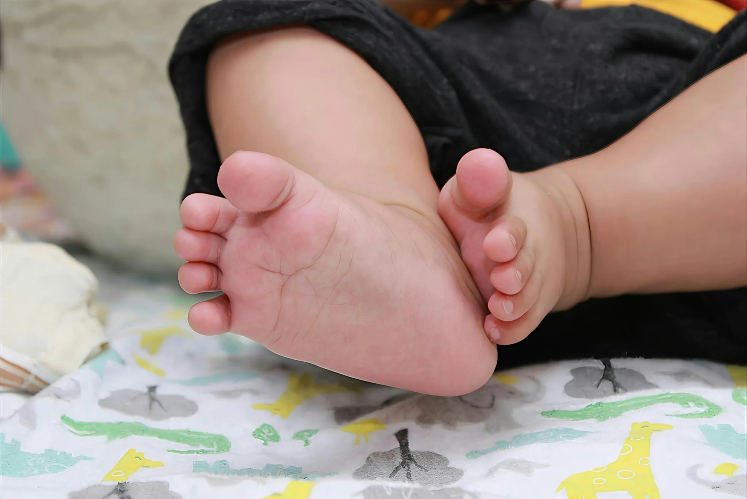 Babyfüße in Nahaufnahme auf einer Decke
